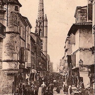 Maison dangle à tourelle