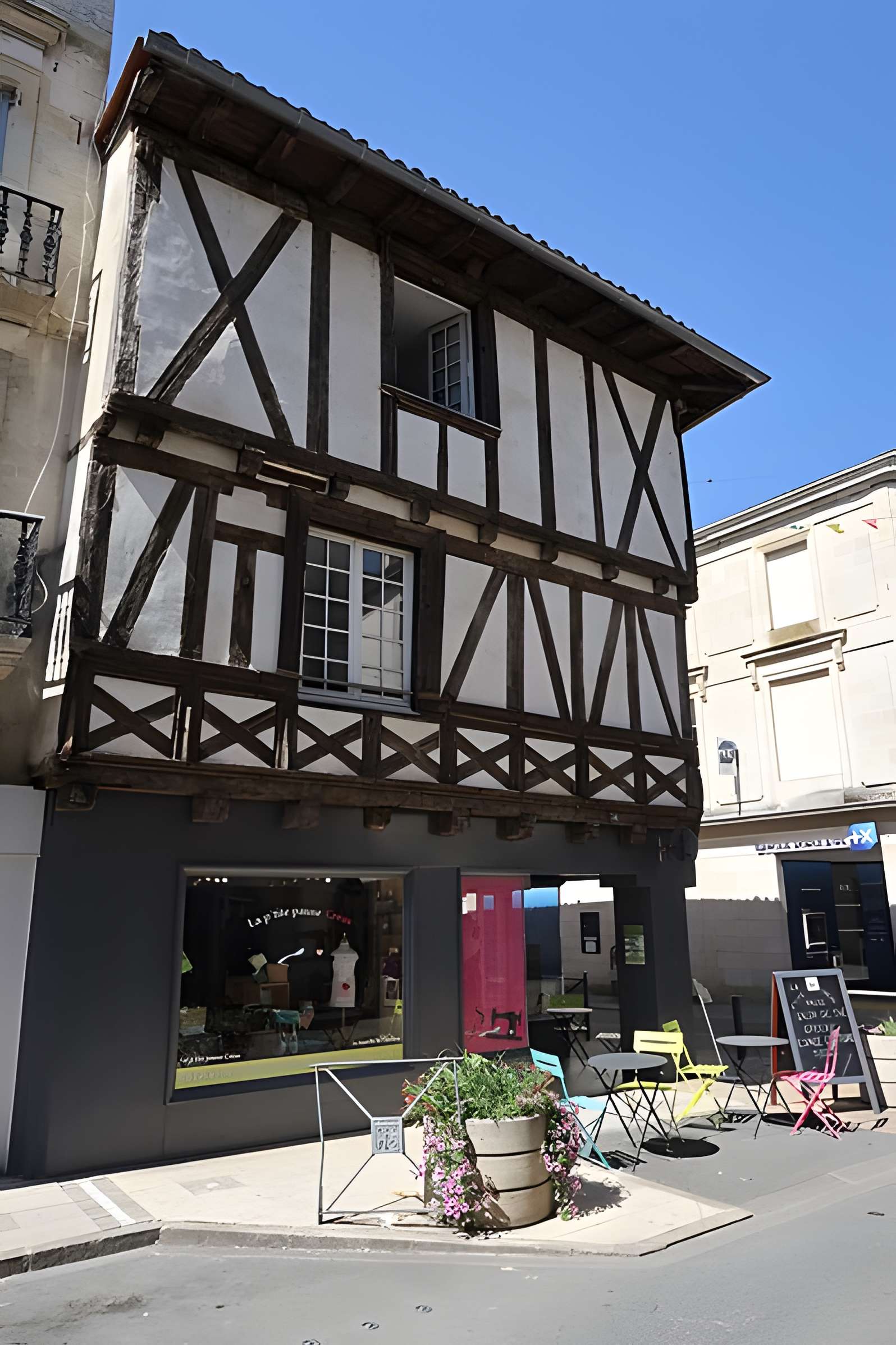 Maison d'angle à tourelle