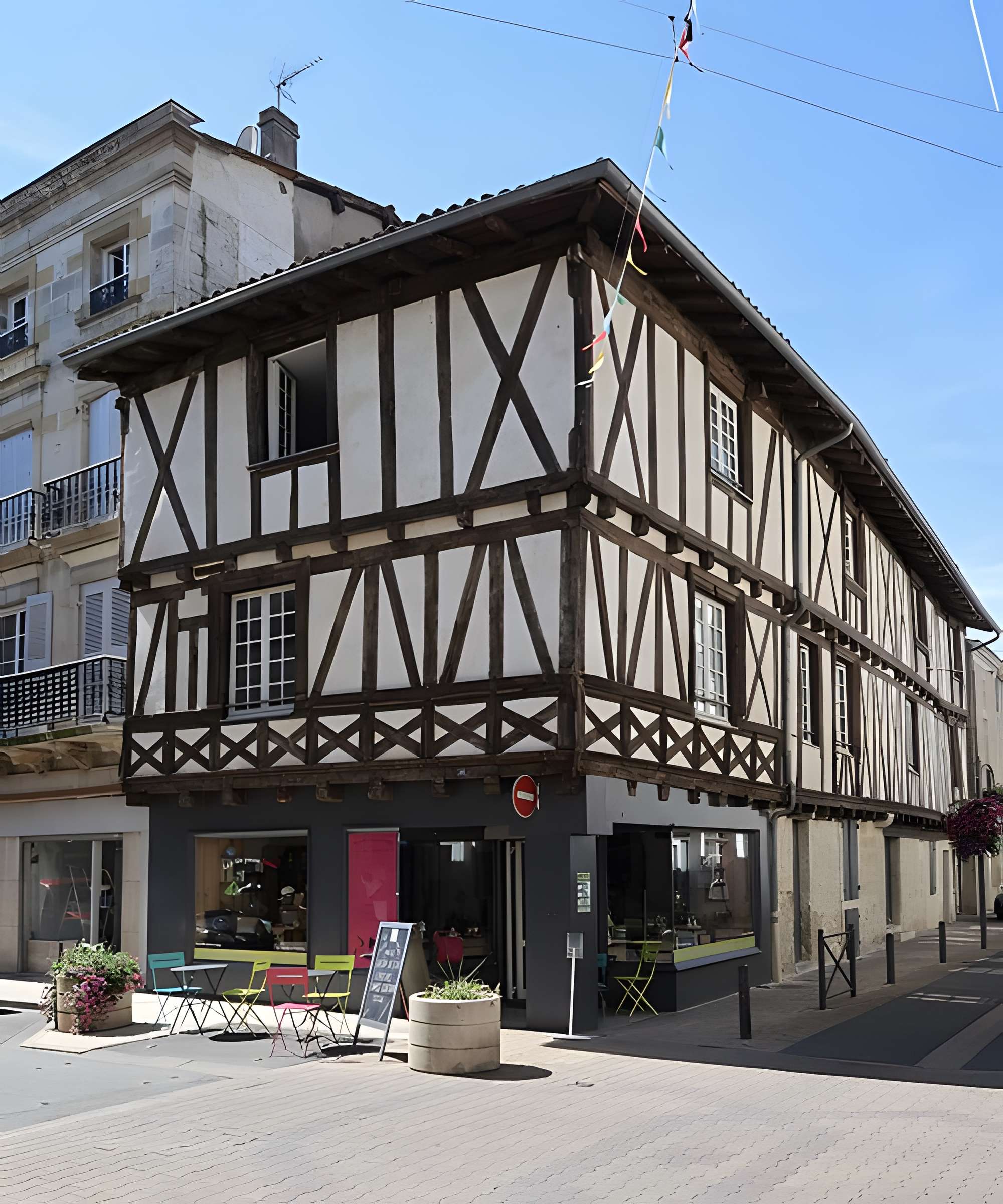 Maison d'angle à tourelle