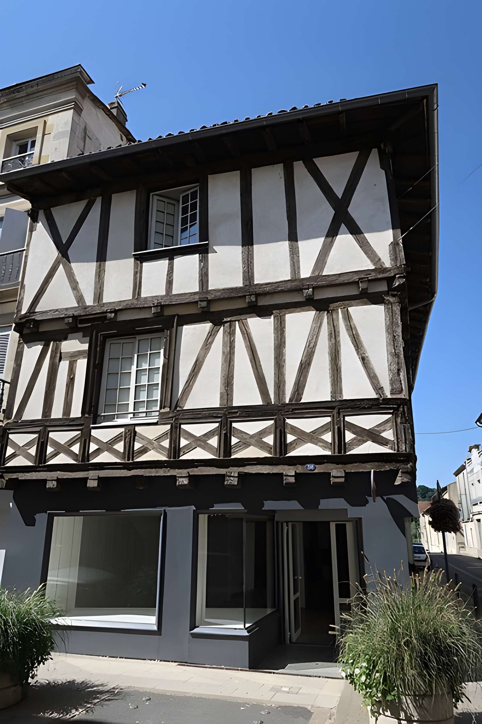 Maison d'angle à tourelle