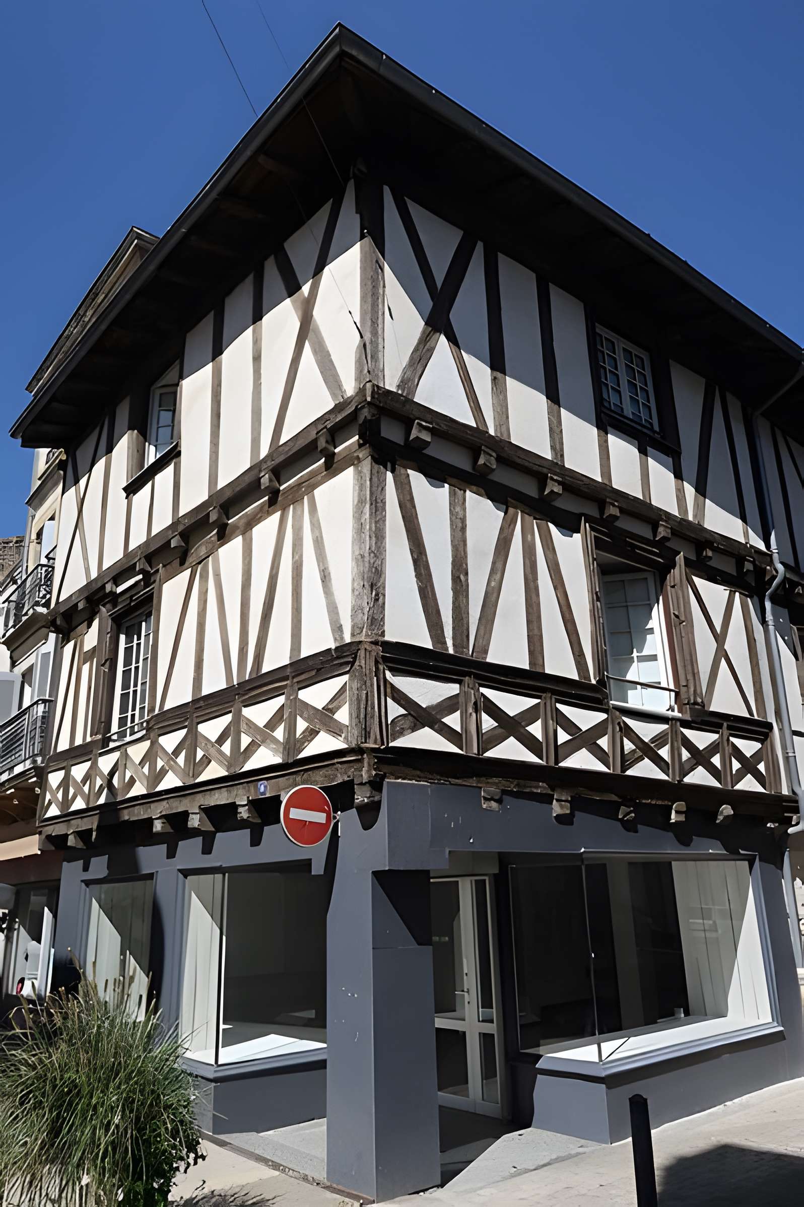 Maison d'angle à tourelle