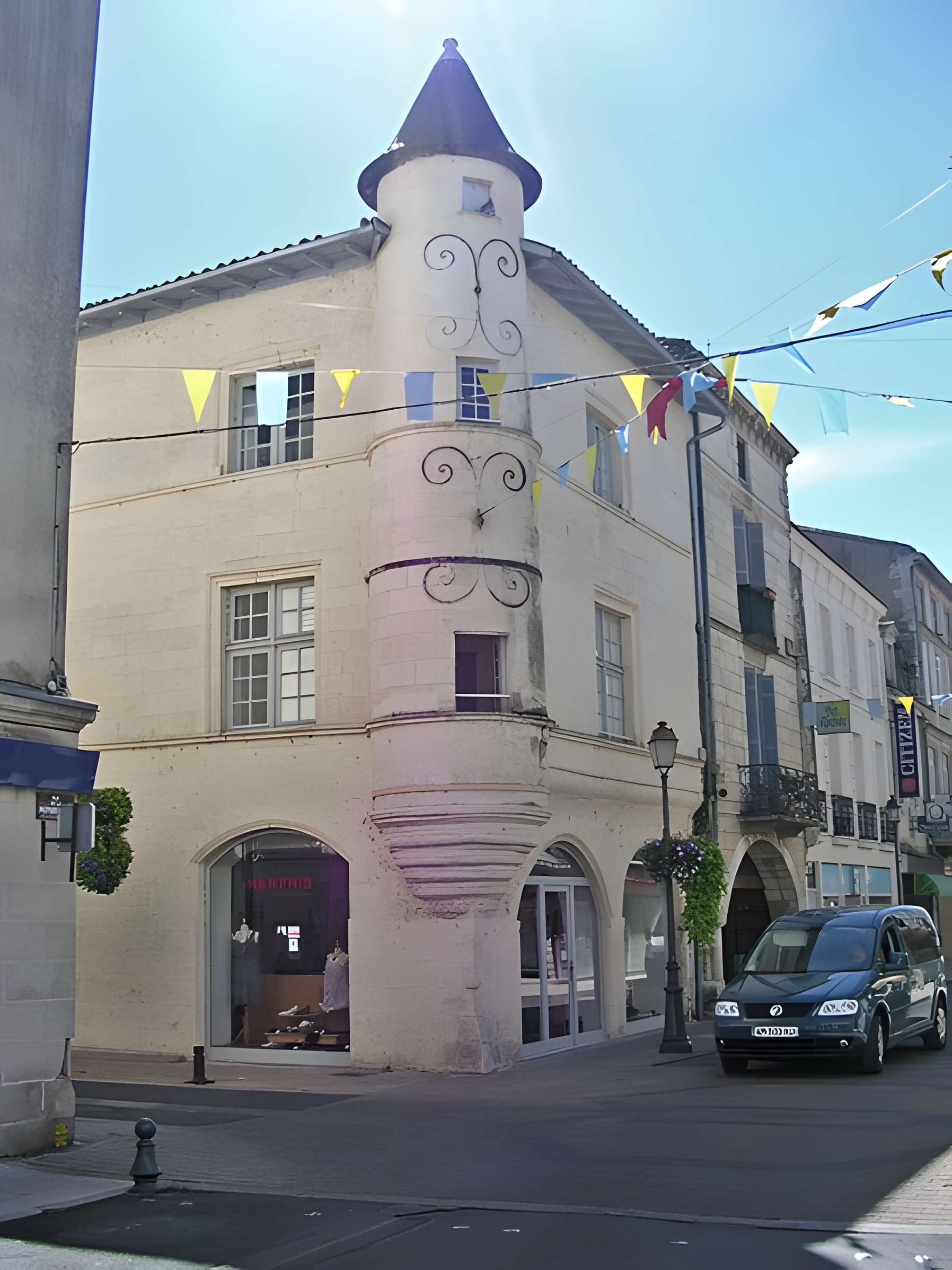 Maison d'angle à tourelle