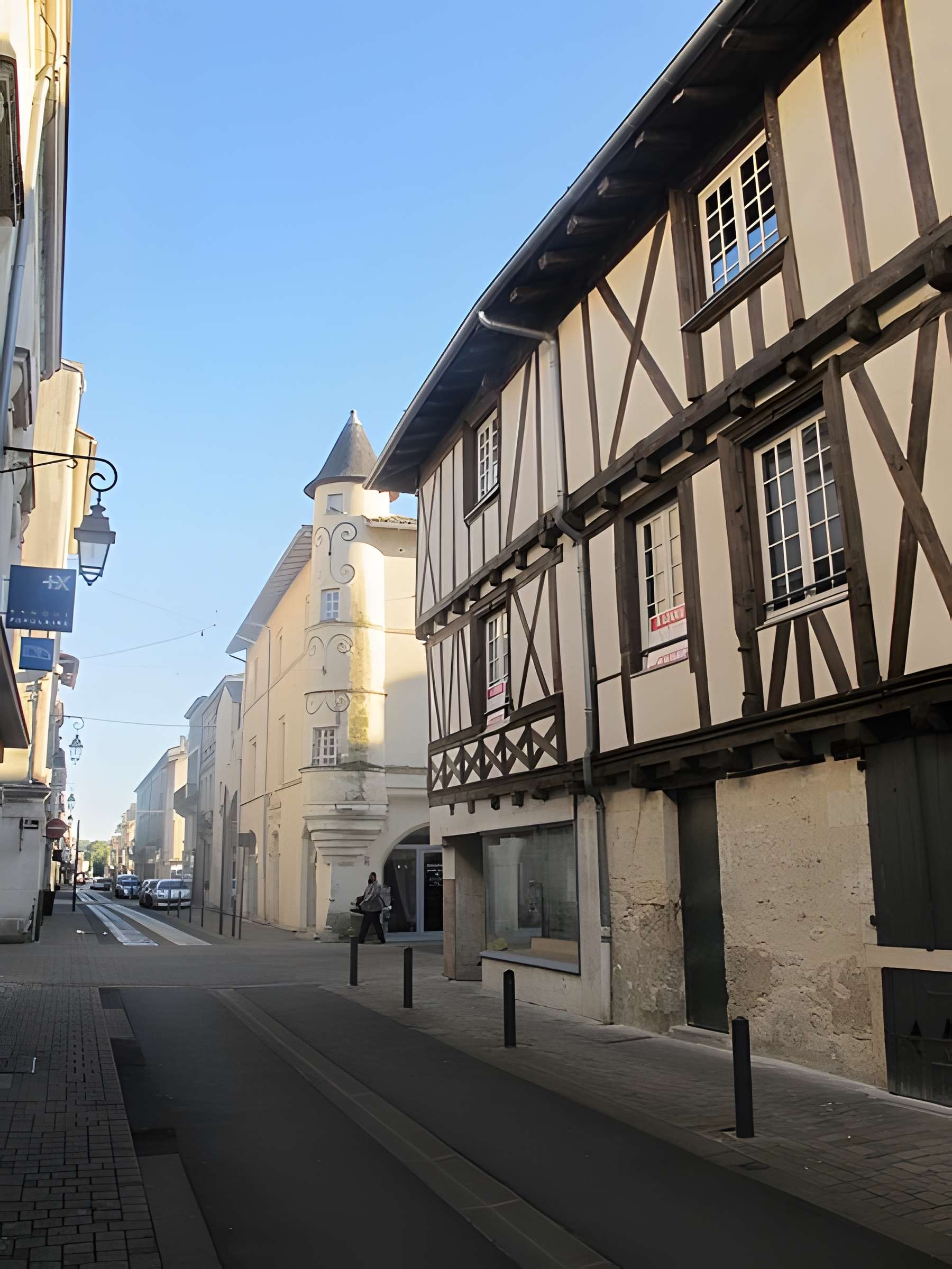 Maison d'angle à tourelle