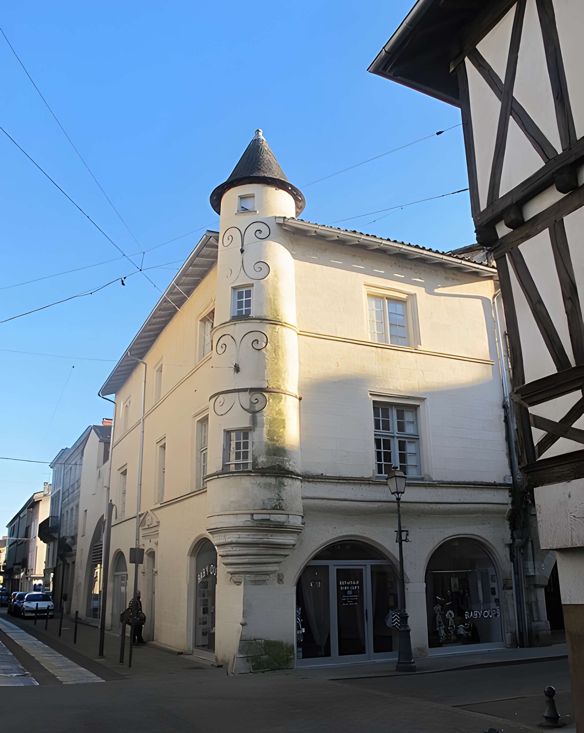Maison d'angle à tourelle