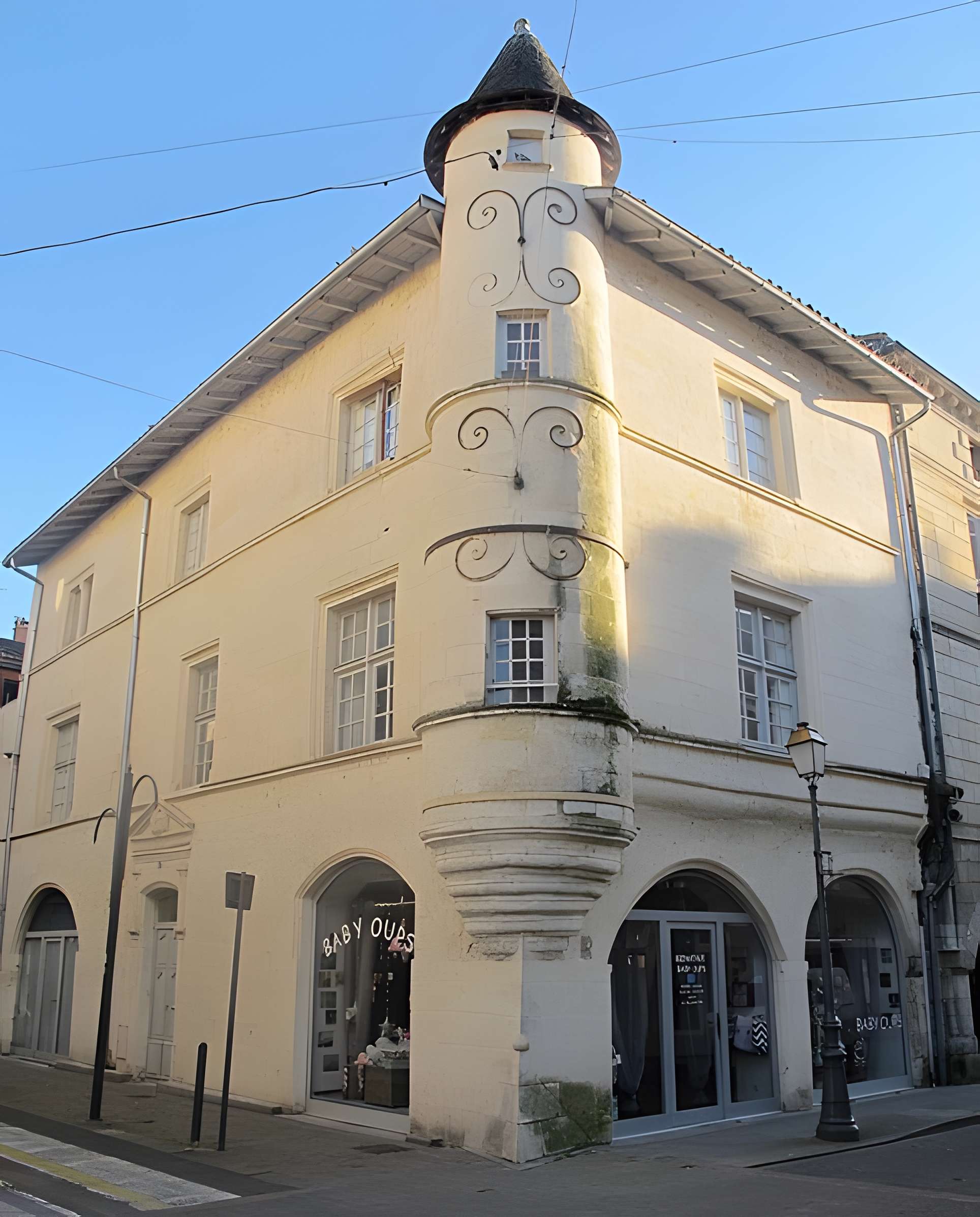 Maison d'angle à tourelle