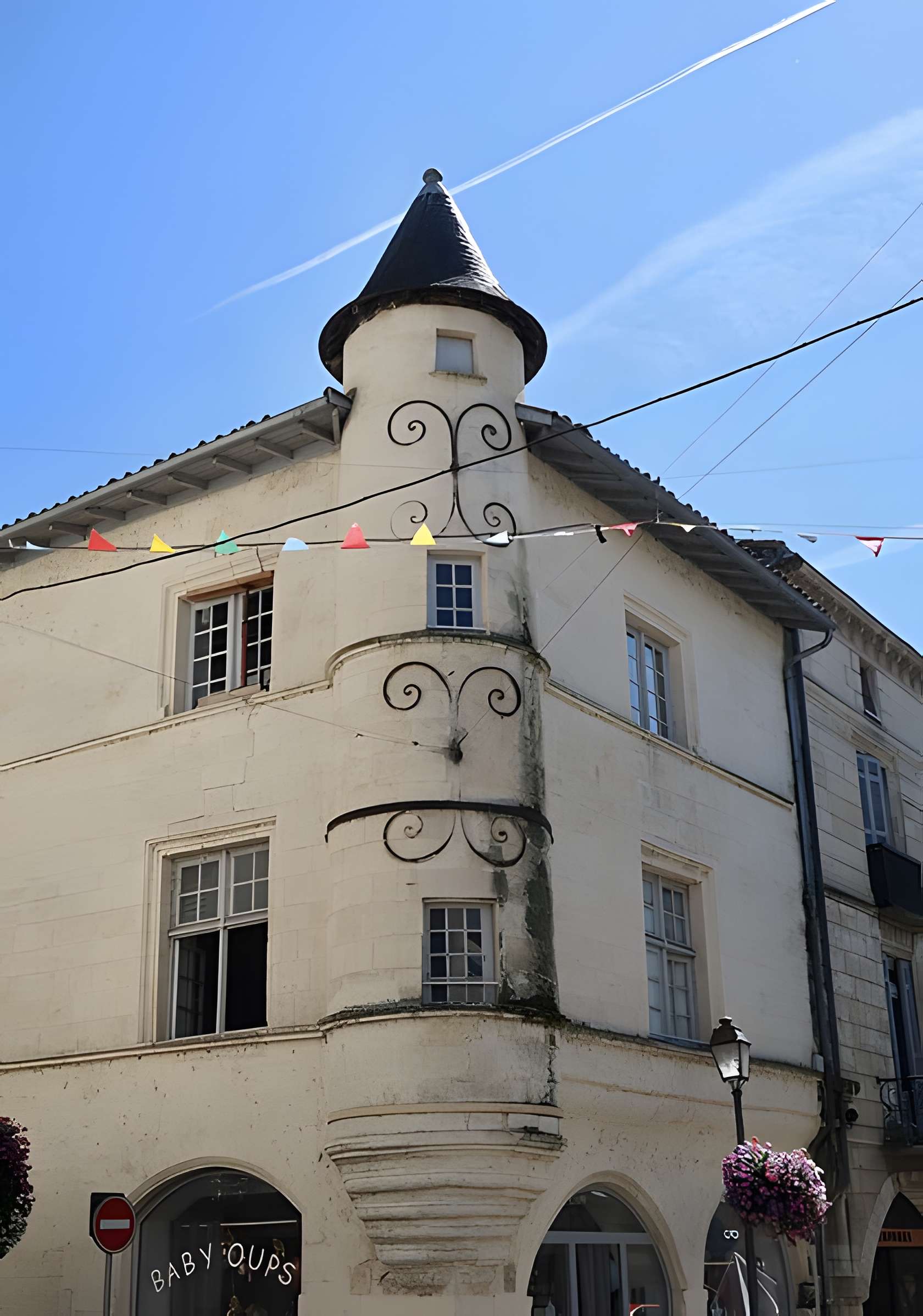 Maison d'angle à tourelle