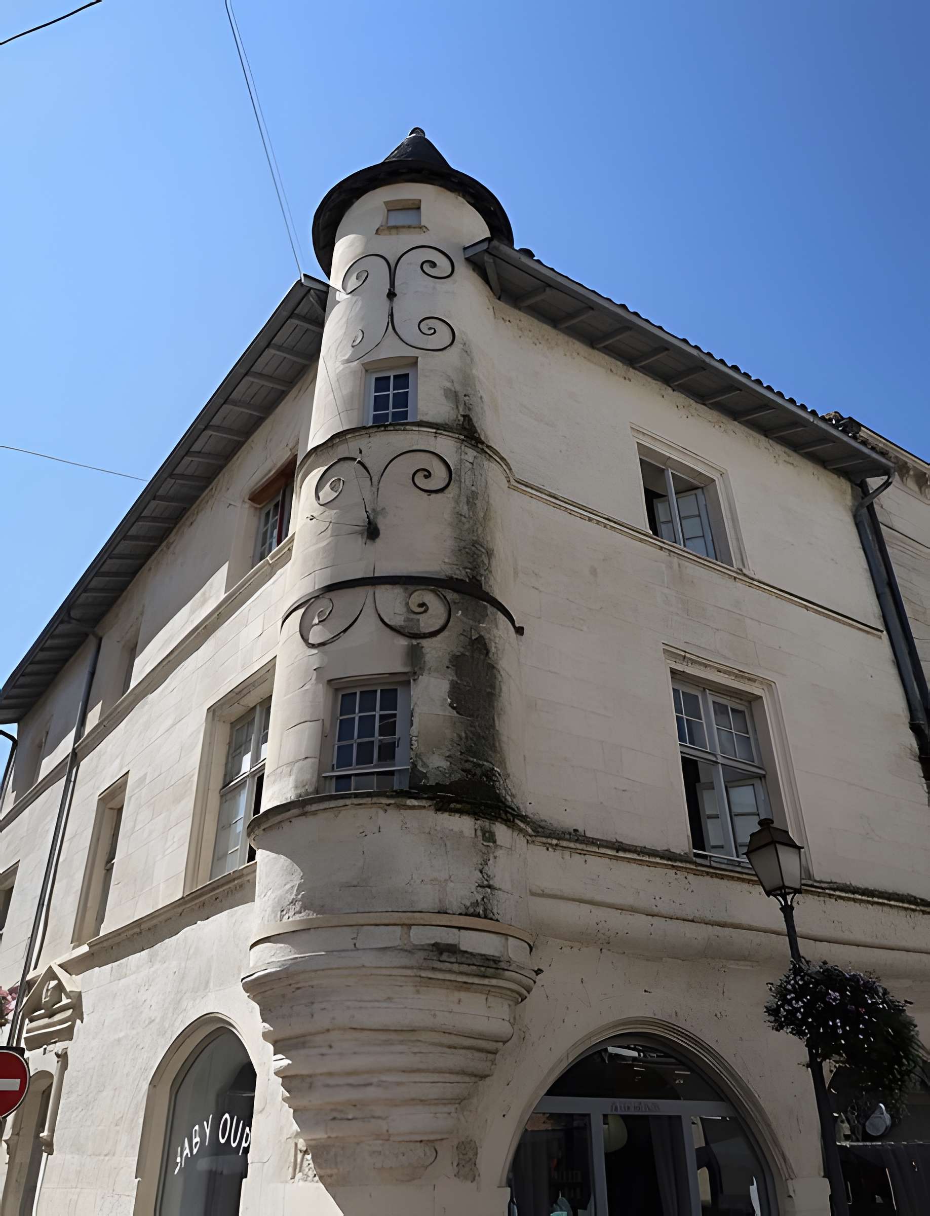 Maison d'angle à tourelle