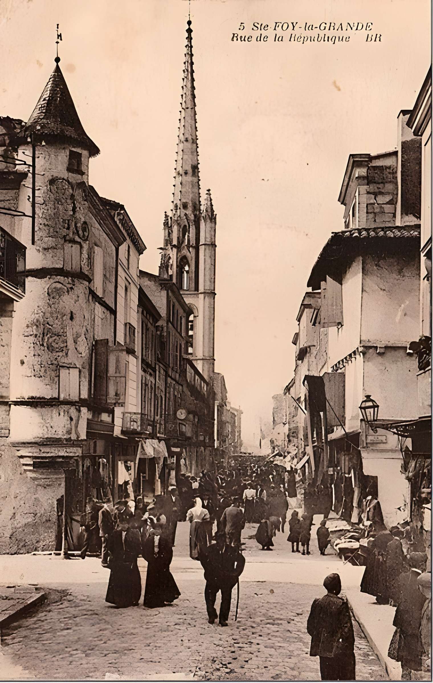 Maison d'angle à tourelle