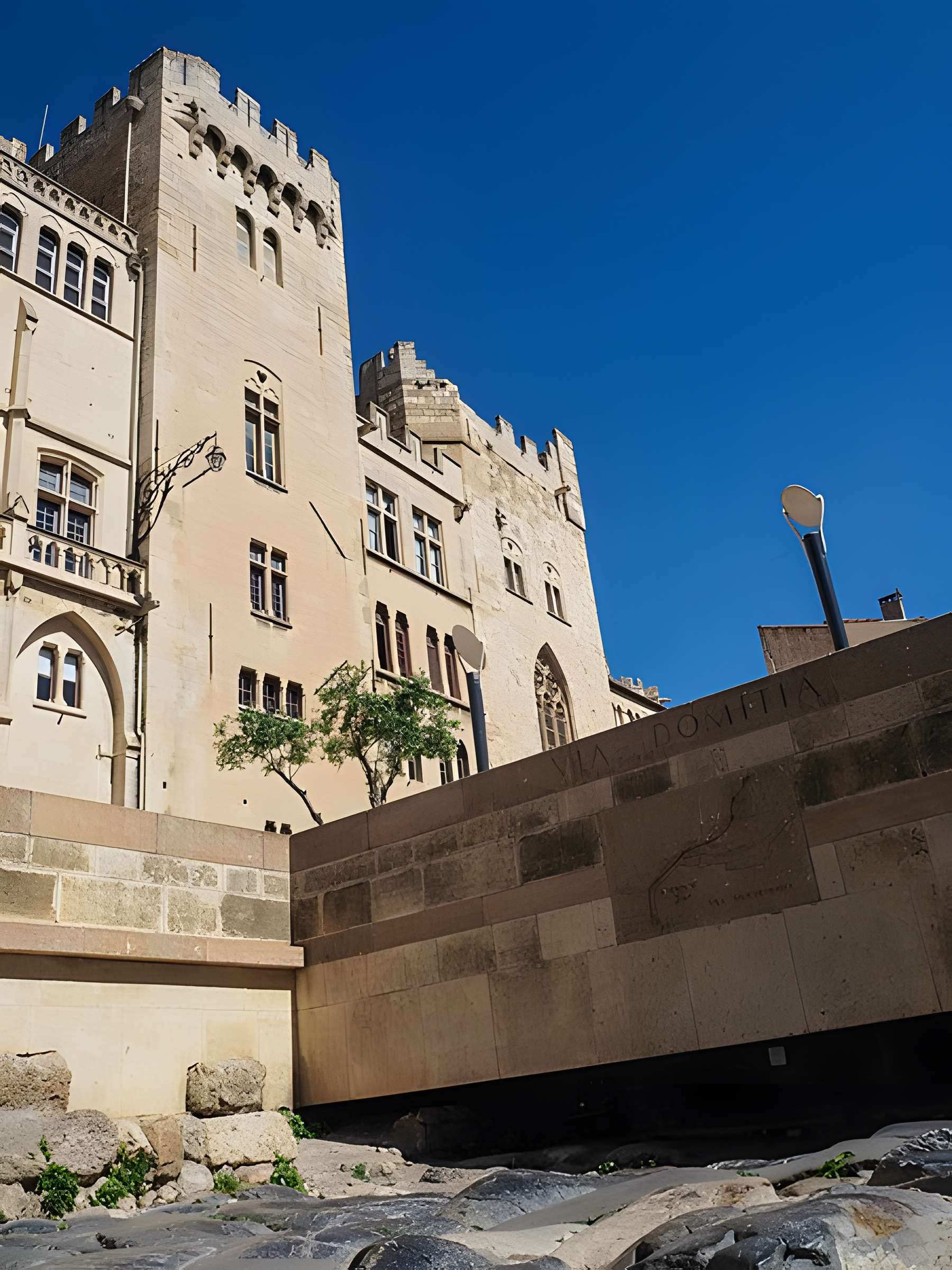 Tronçon de la Via Domitia (également sur communes de Beaucaire, Jonquières-Saint-Vincent et Redessan, dans le Gard)