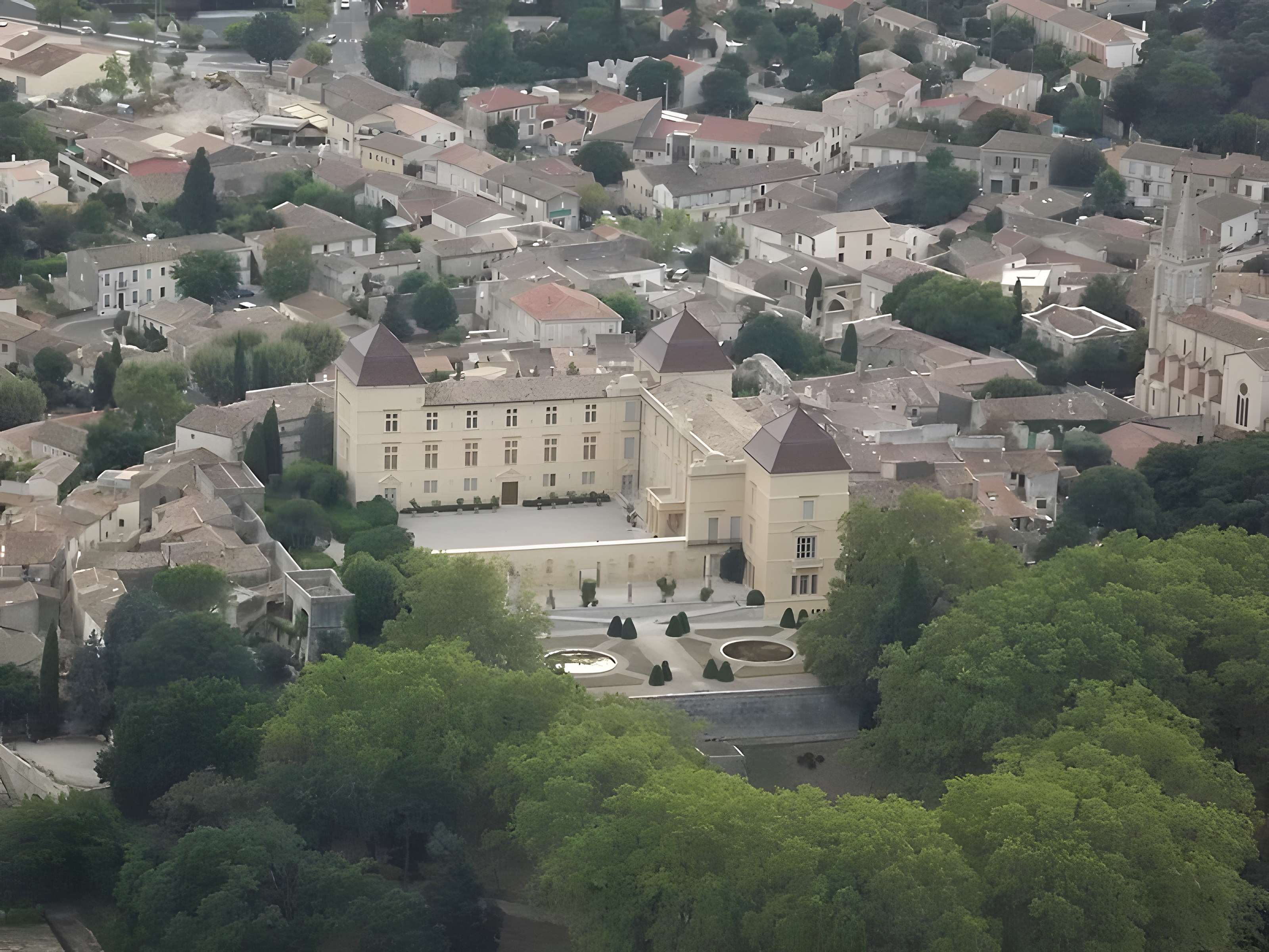 Aqueduc alimentant le château