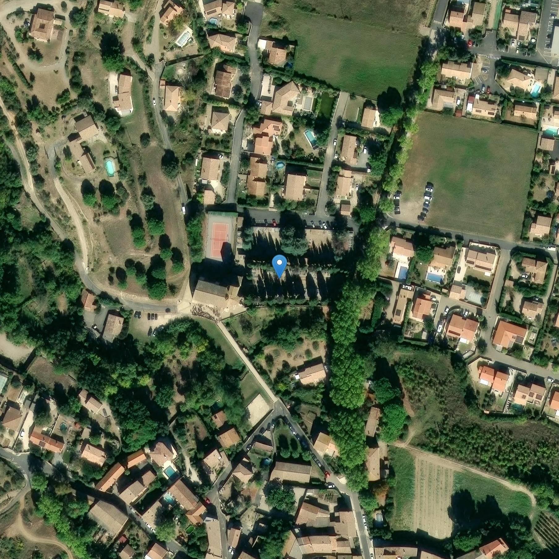 Photo de 教堂周围的墓地