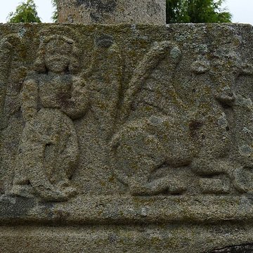 Restes du calvaire situé dans le cimetière