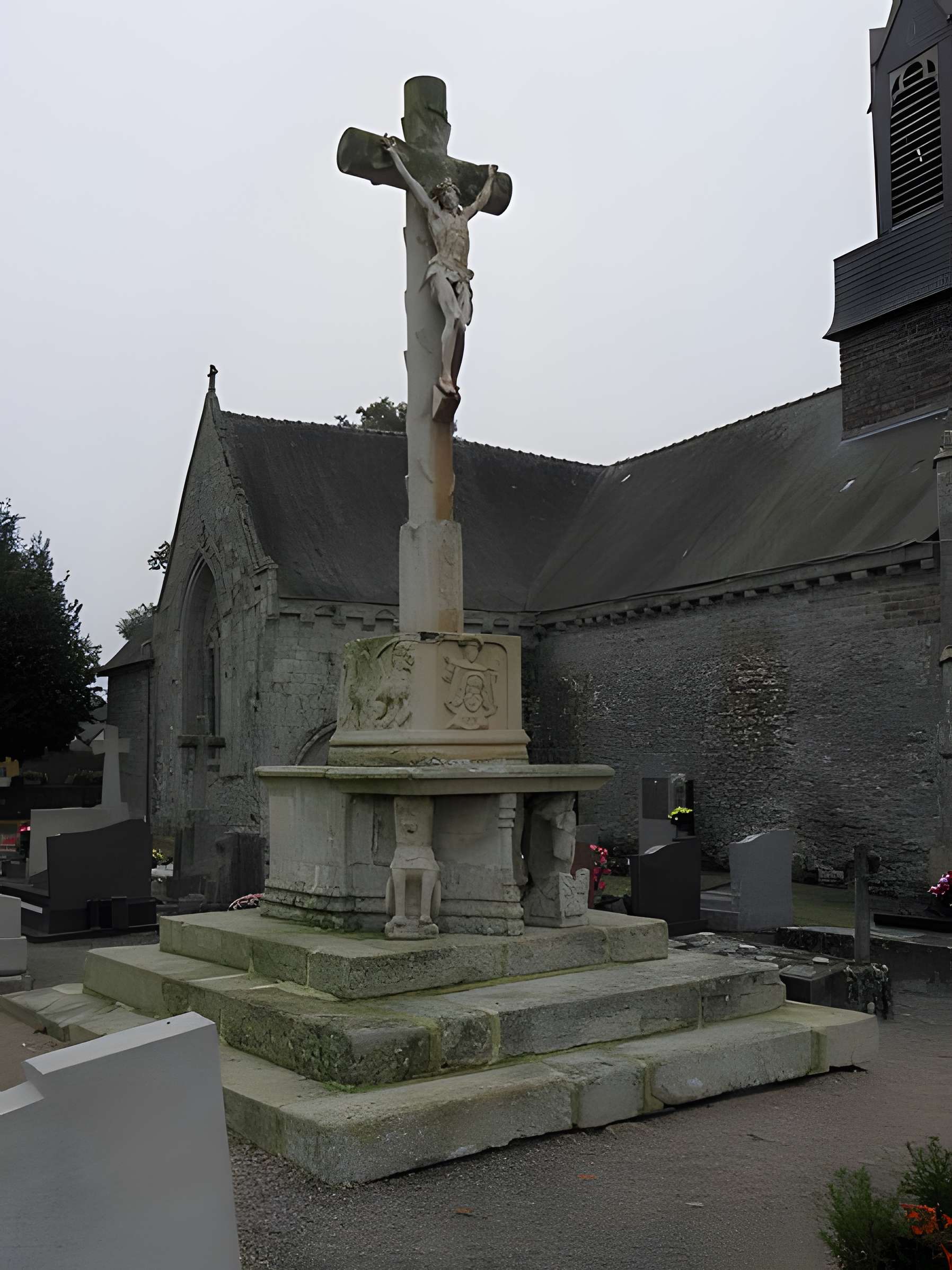 Restes du calvaire situé dans le cimetière