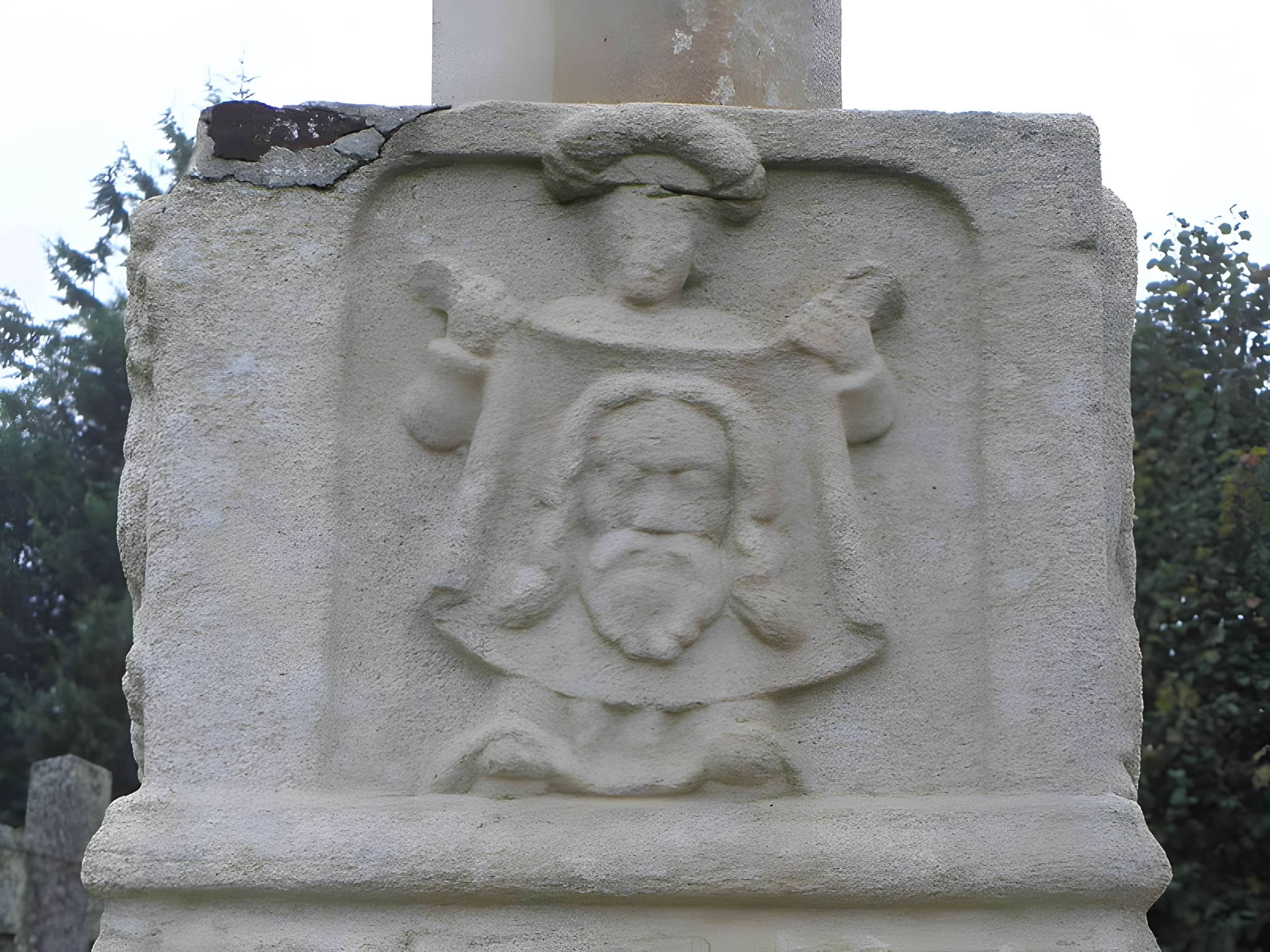 Restes du calvaire situé dans le cimetière