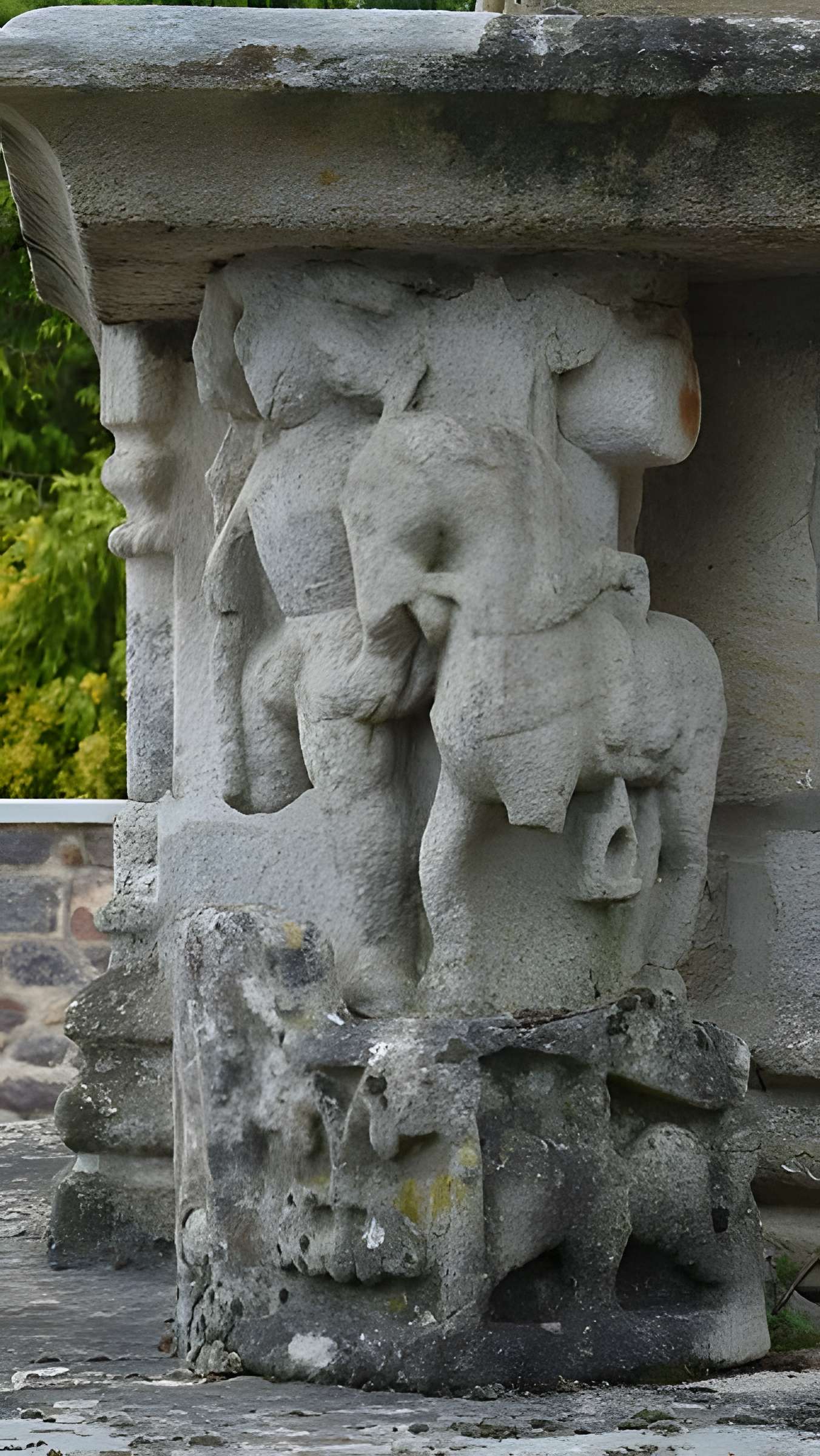 Restes du calvaire situé dans le cimetière