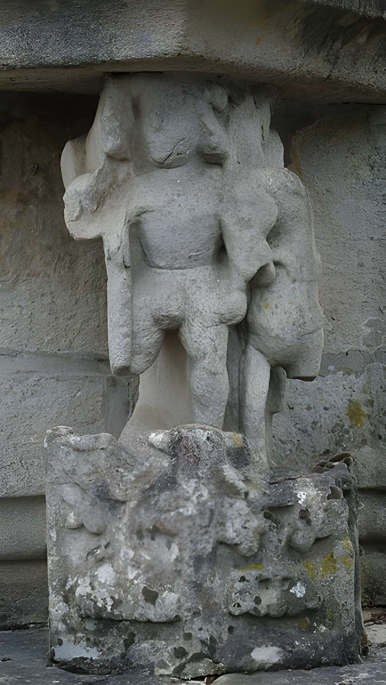 Restes du calvaire situé dans le cimetière