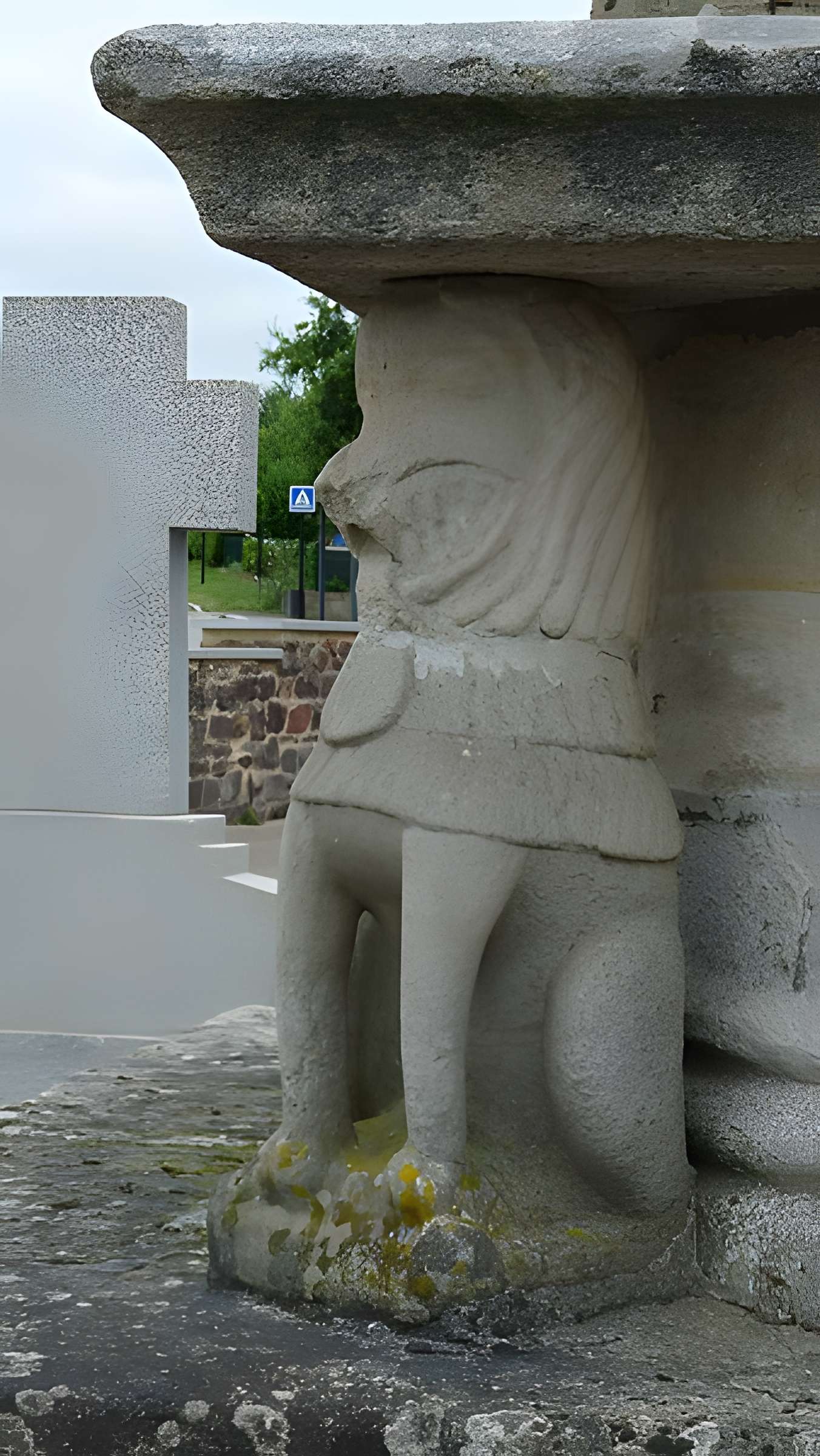 Restes du calvaire situé dans le cimetière
