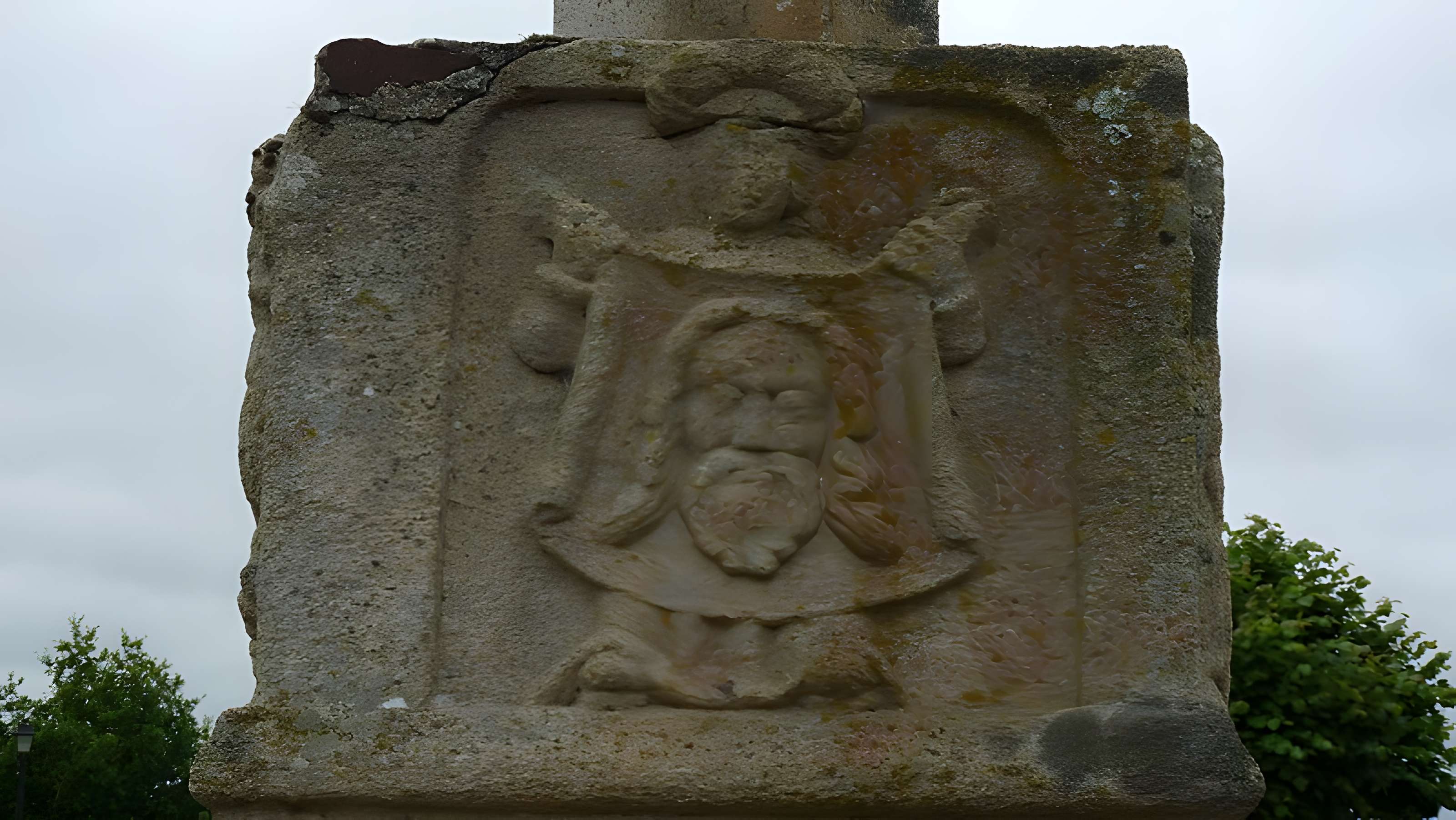 Restes du calvaire situé dans le cimetière