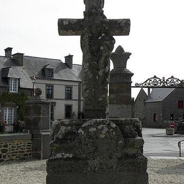 Croix en pierre du XVIe siècle