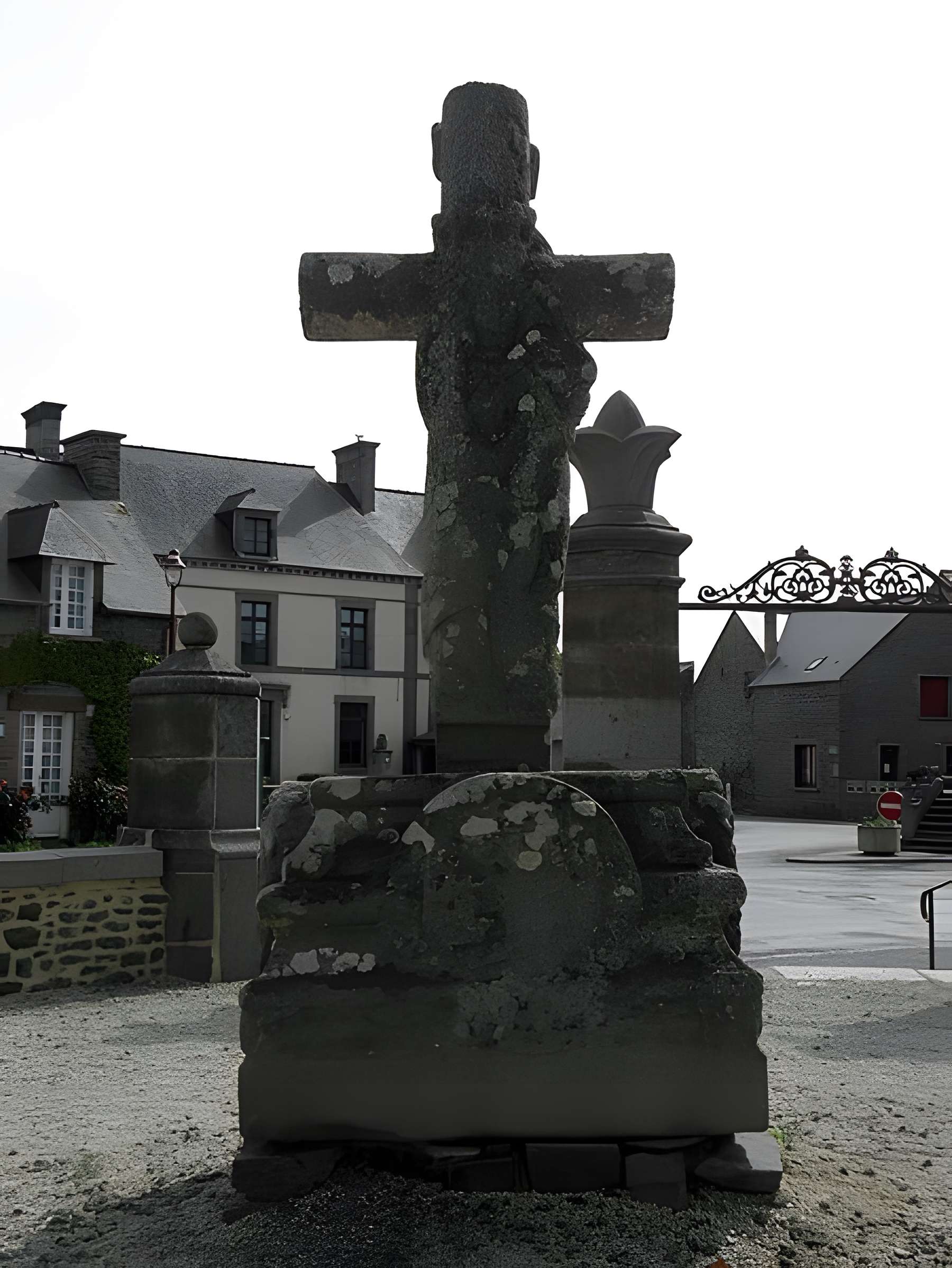 Croix en pierre du XVIe siècle