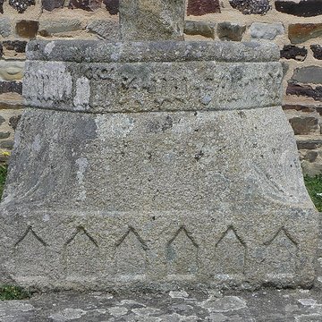 Croix en granit du XIIIe siècle