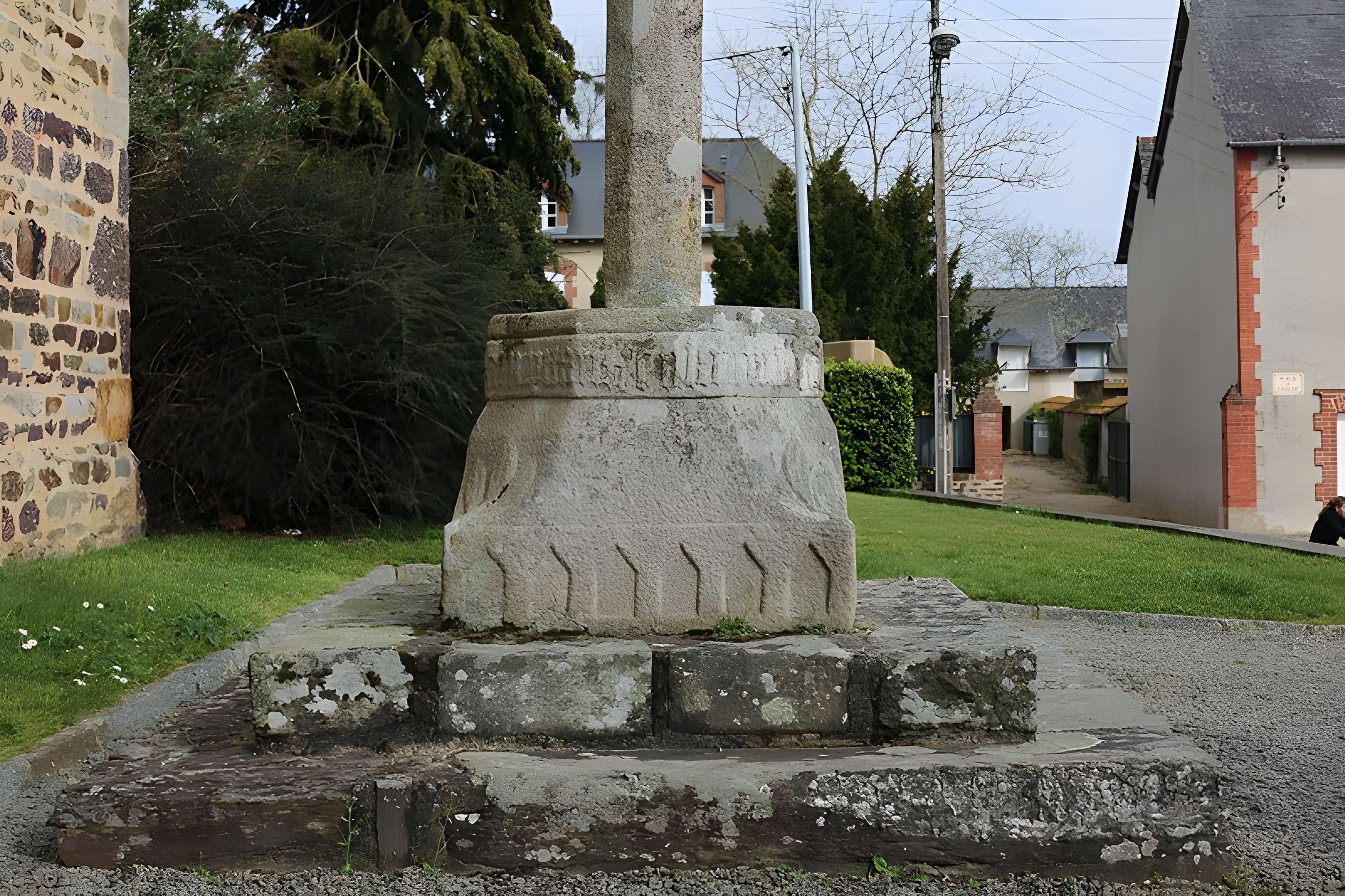 Croix en granit du XIIIe siècle