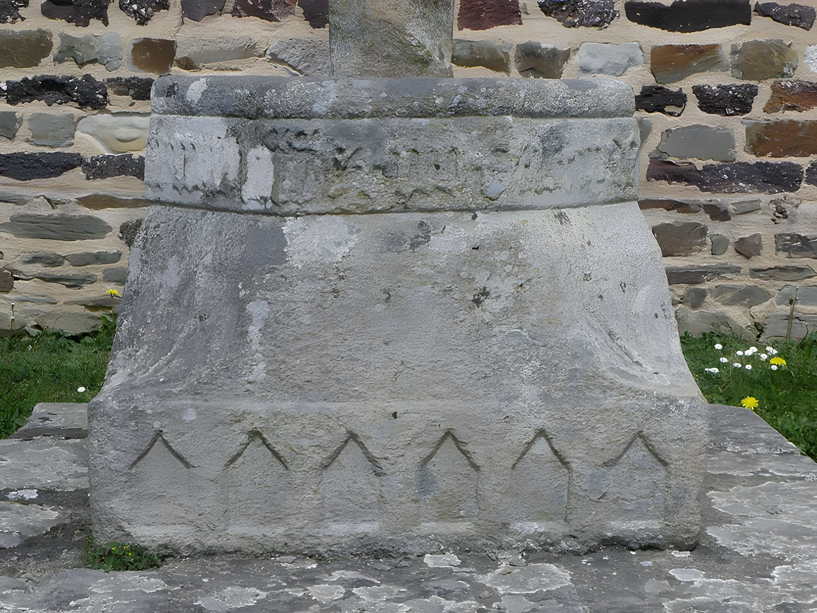 Croix en granit du XIIIe siècle