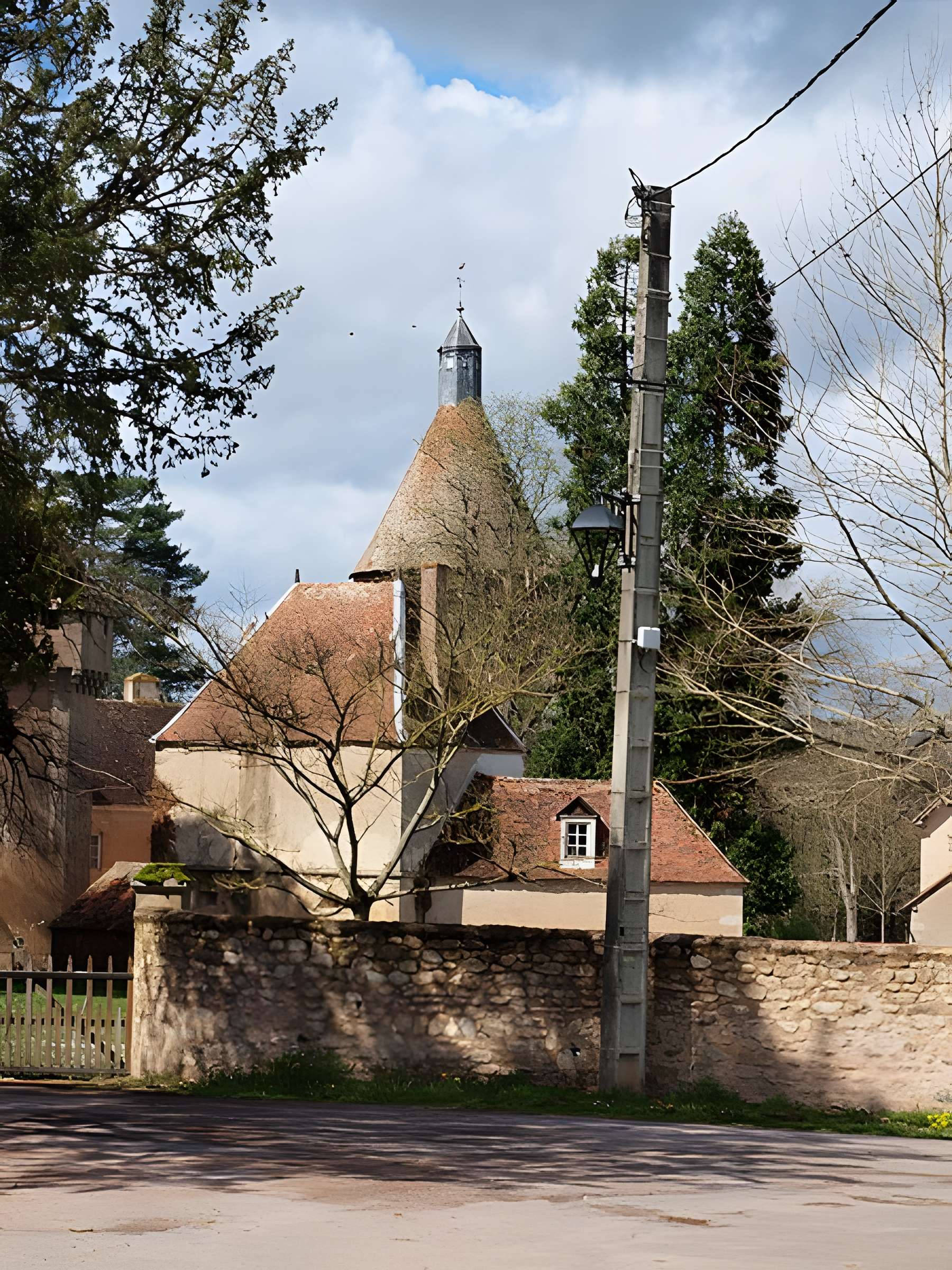 Château de la Motte-Feuilly, dépendances, parcs et jardins