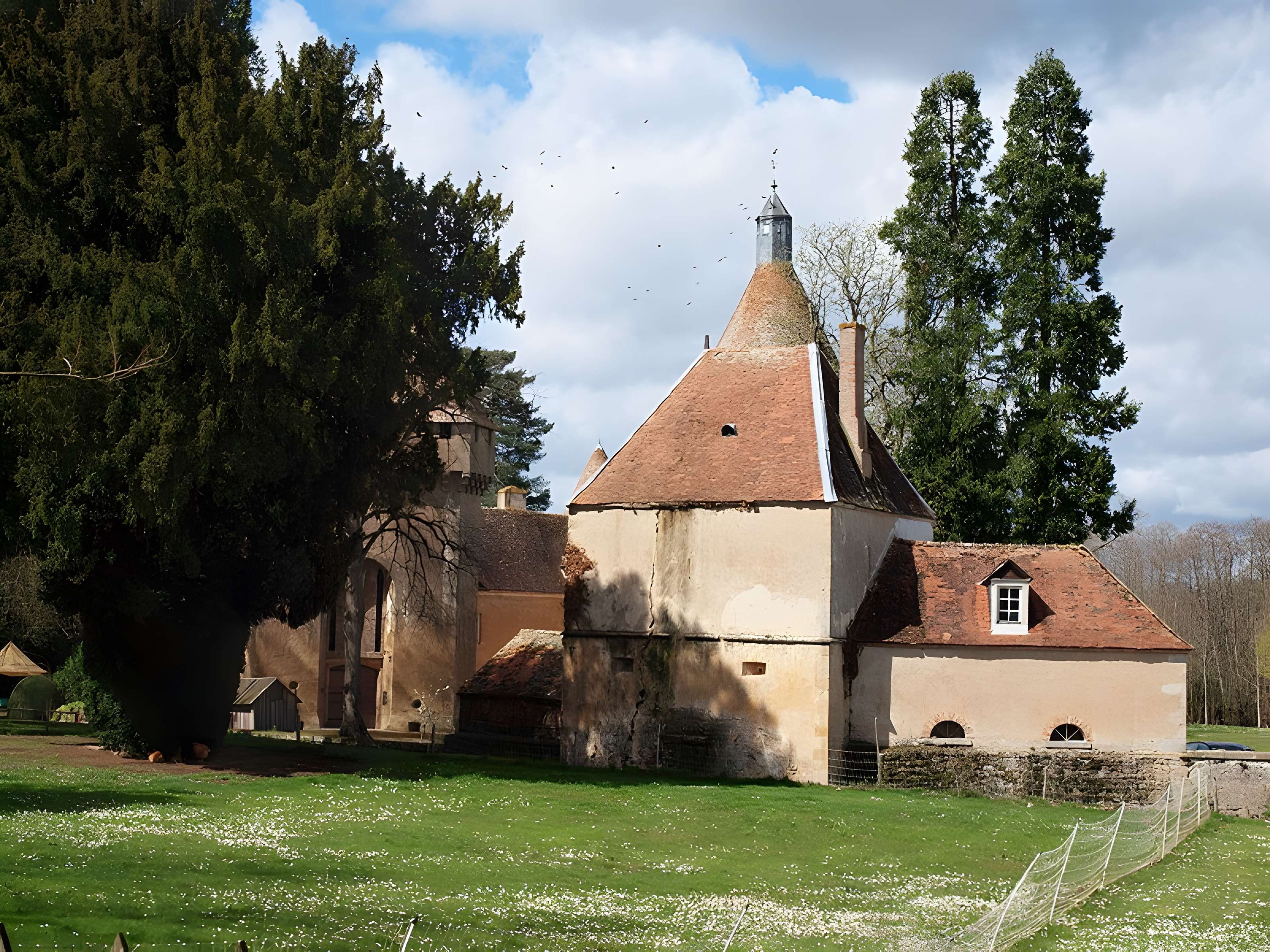 Château de la Motte-Feuilly, dépendances, parcs et jardins