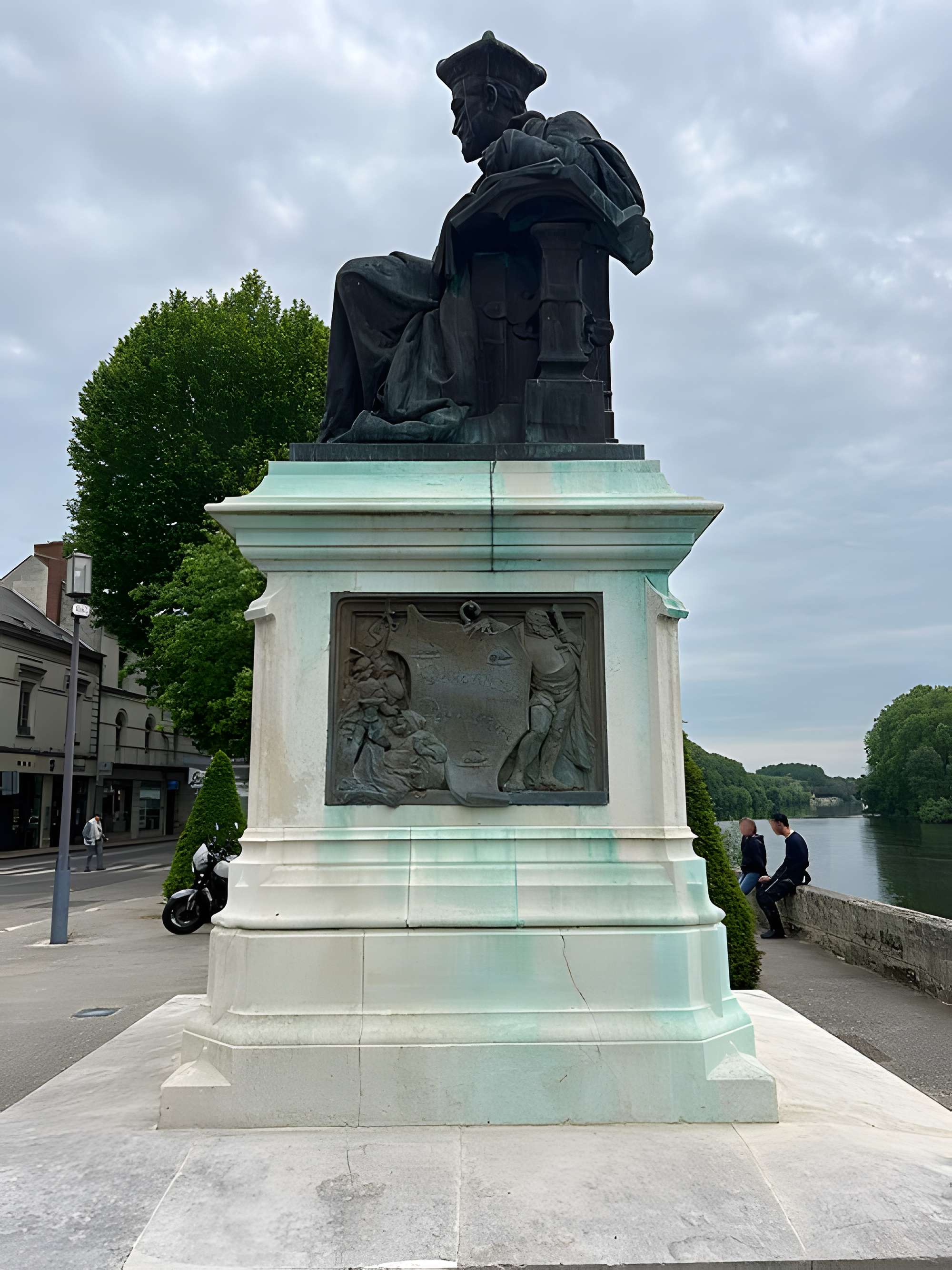 Monument à Rabelais