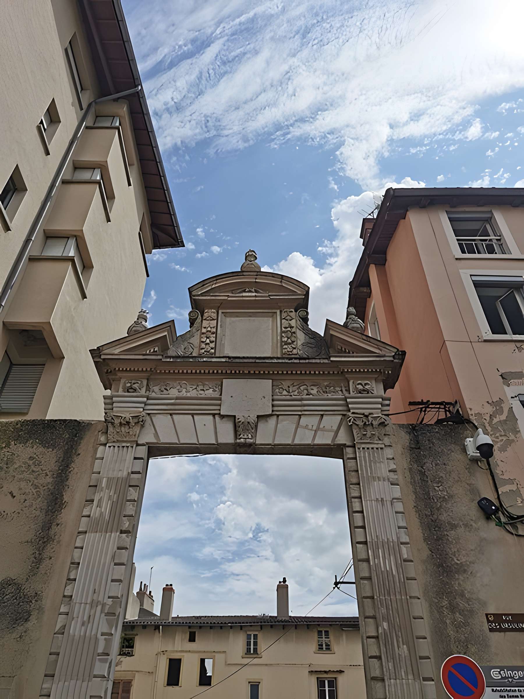 Porte de la Cour de l'Ambulance