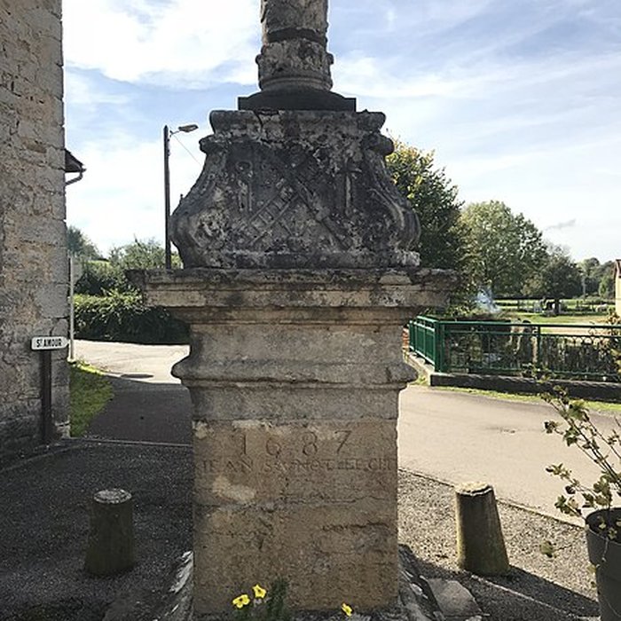 Photo de Croix de pierre datée 1687