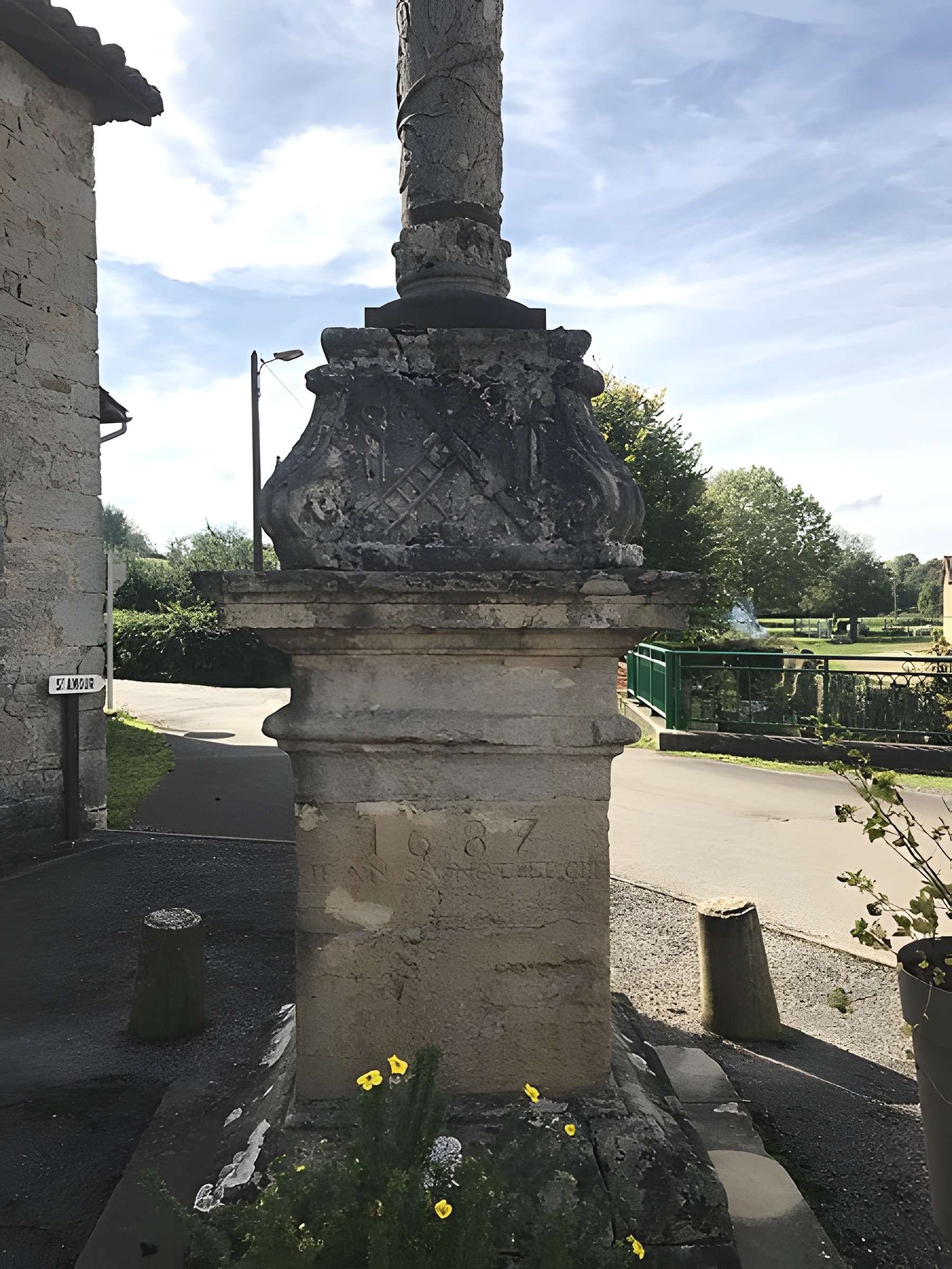 Croix de pierre datée 1687