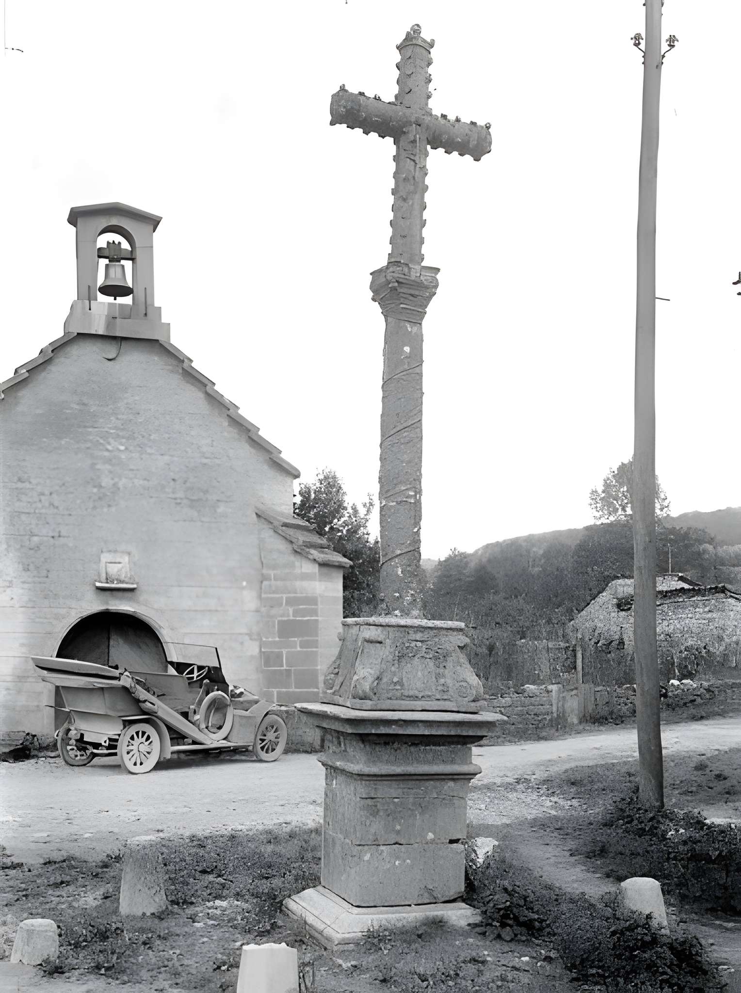 Croix de pierre datée 1687