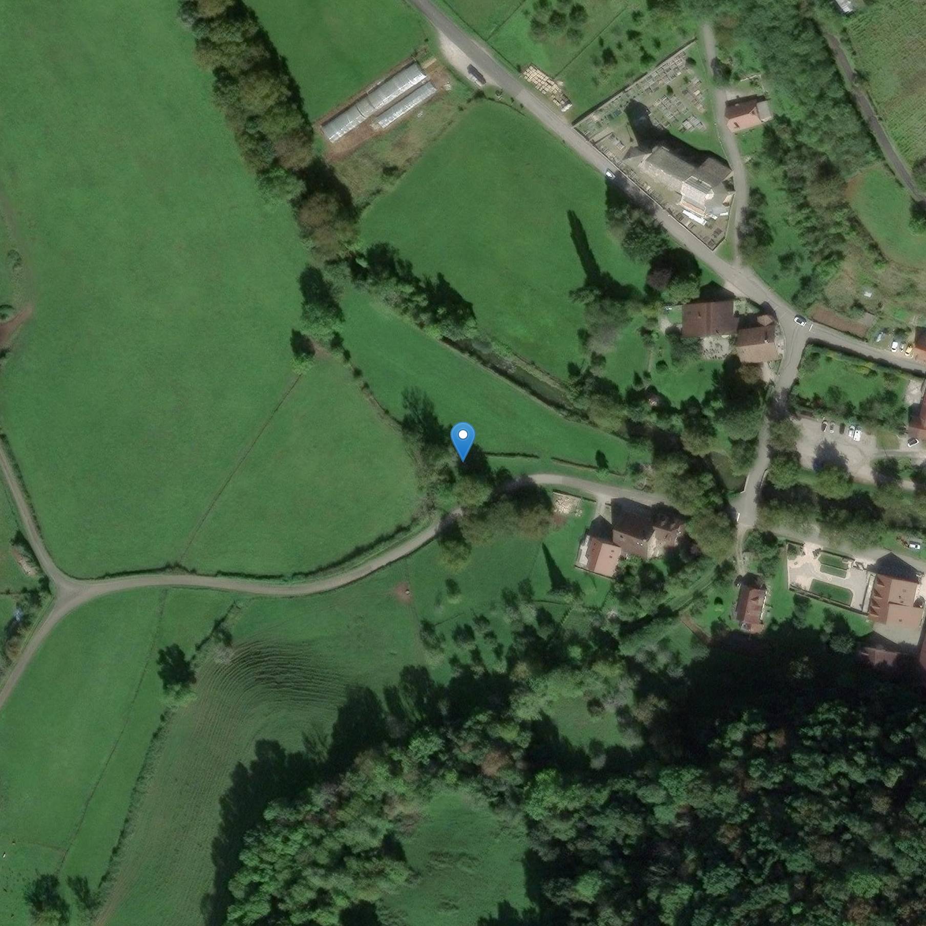 Photo de 噴水と記念碑の十字