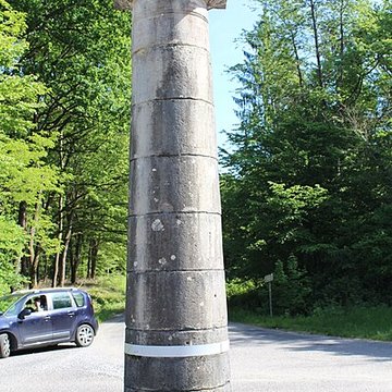 Bornes-colonnes de la forêt de Chaux