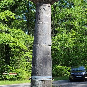 Bornes-colonnes de la forêt de Chaux