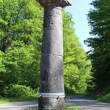 Bornes-colonnes de la forêt de Chaux