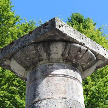 Bornes-colonnes de la forêt de Chaux