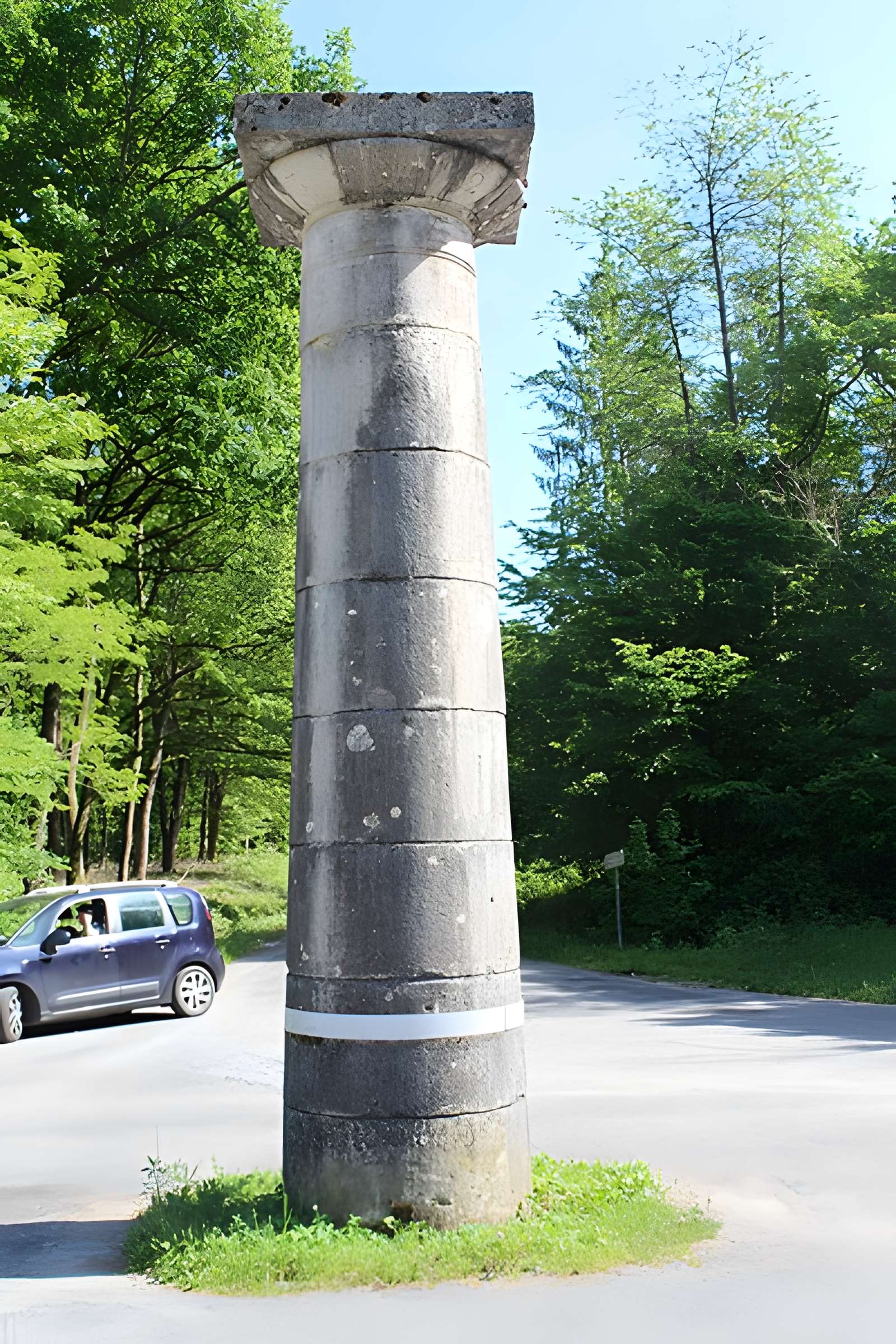 Bornes-colonnes de la forêt de Chaux
