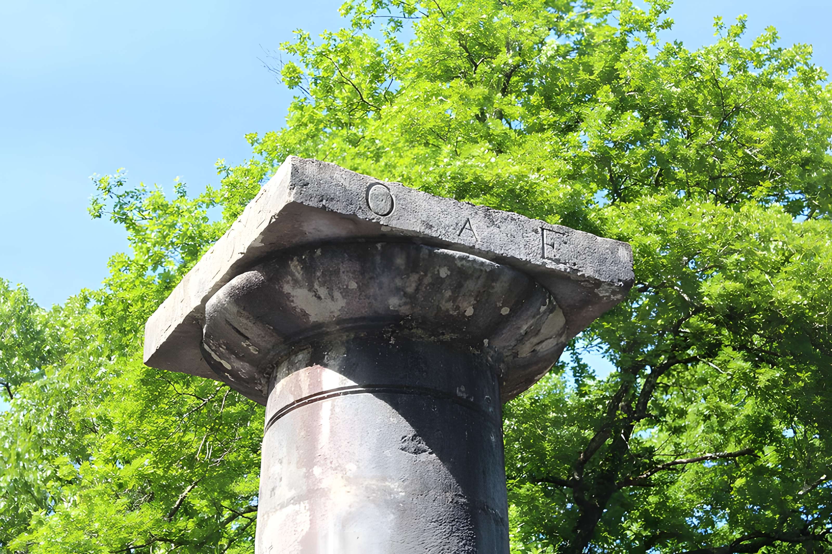 Bornes-colonnes de la forêt de Chaux