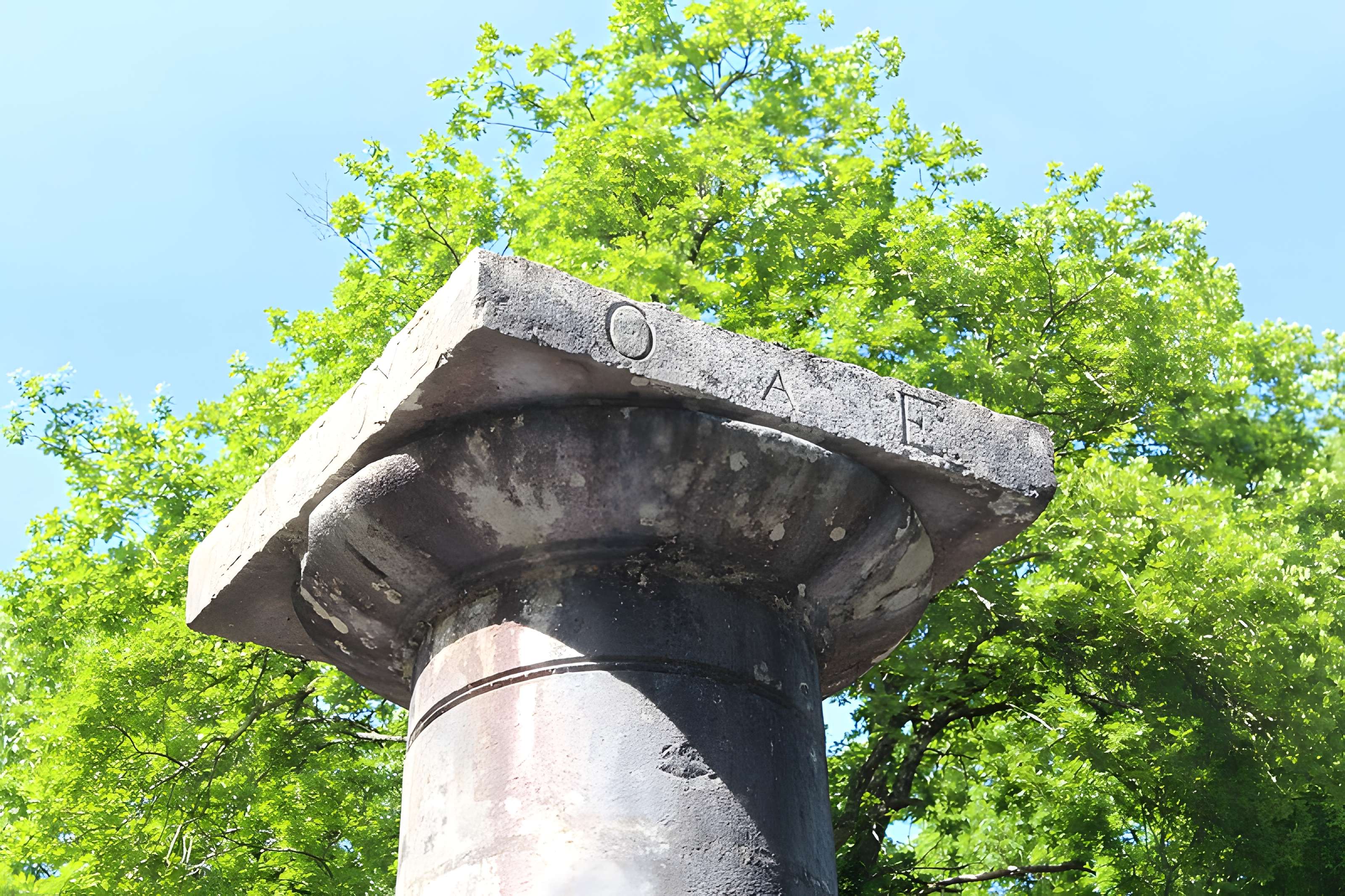 Bornes-colonnes de la forêt de Chaux