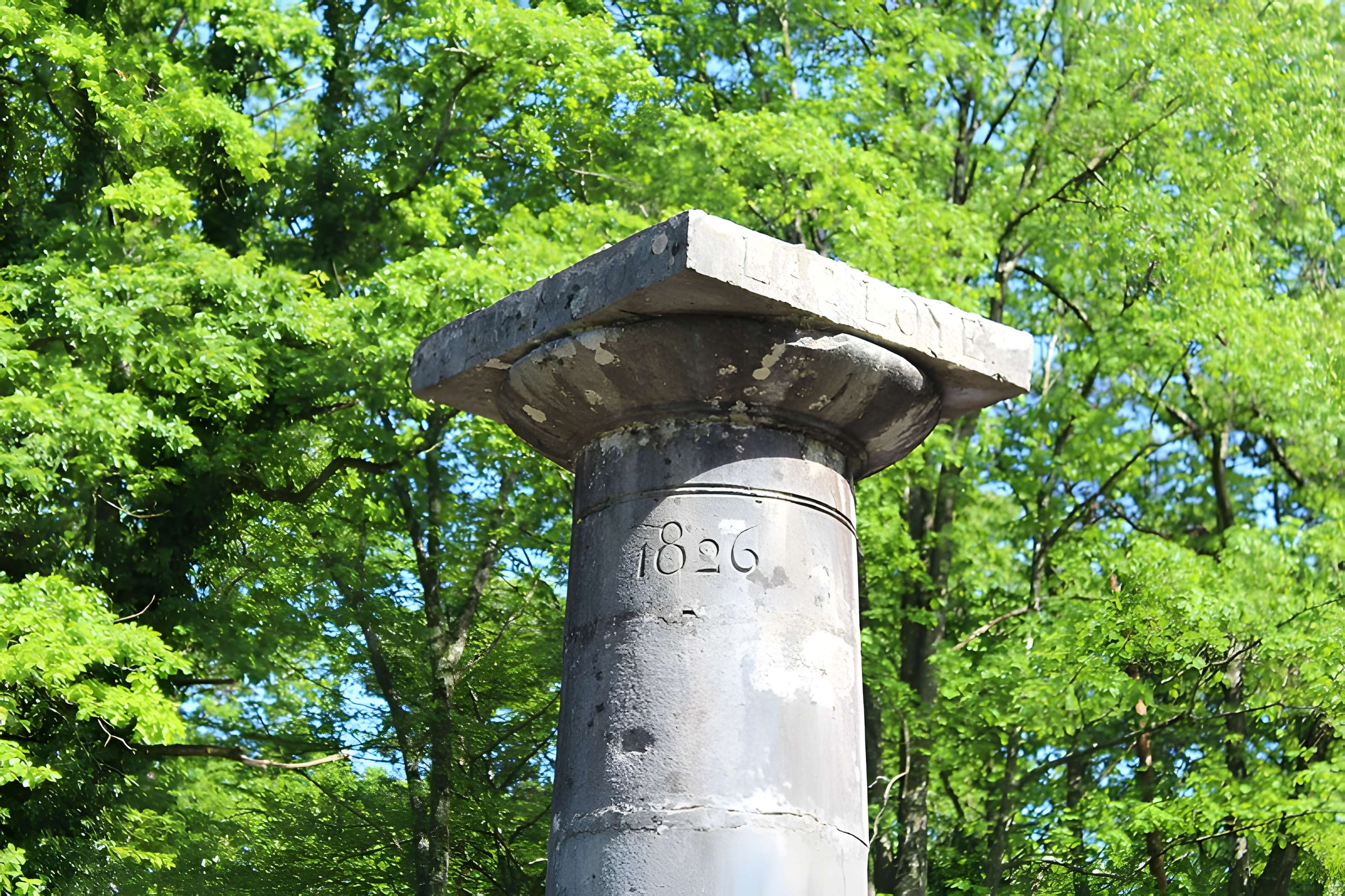 Bornes-colonnes de la forêt de Chaux