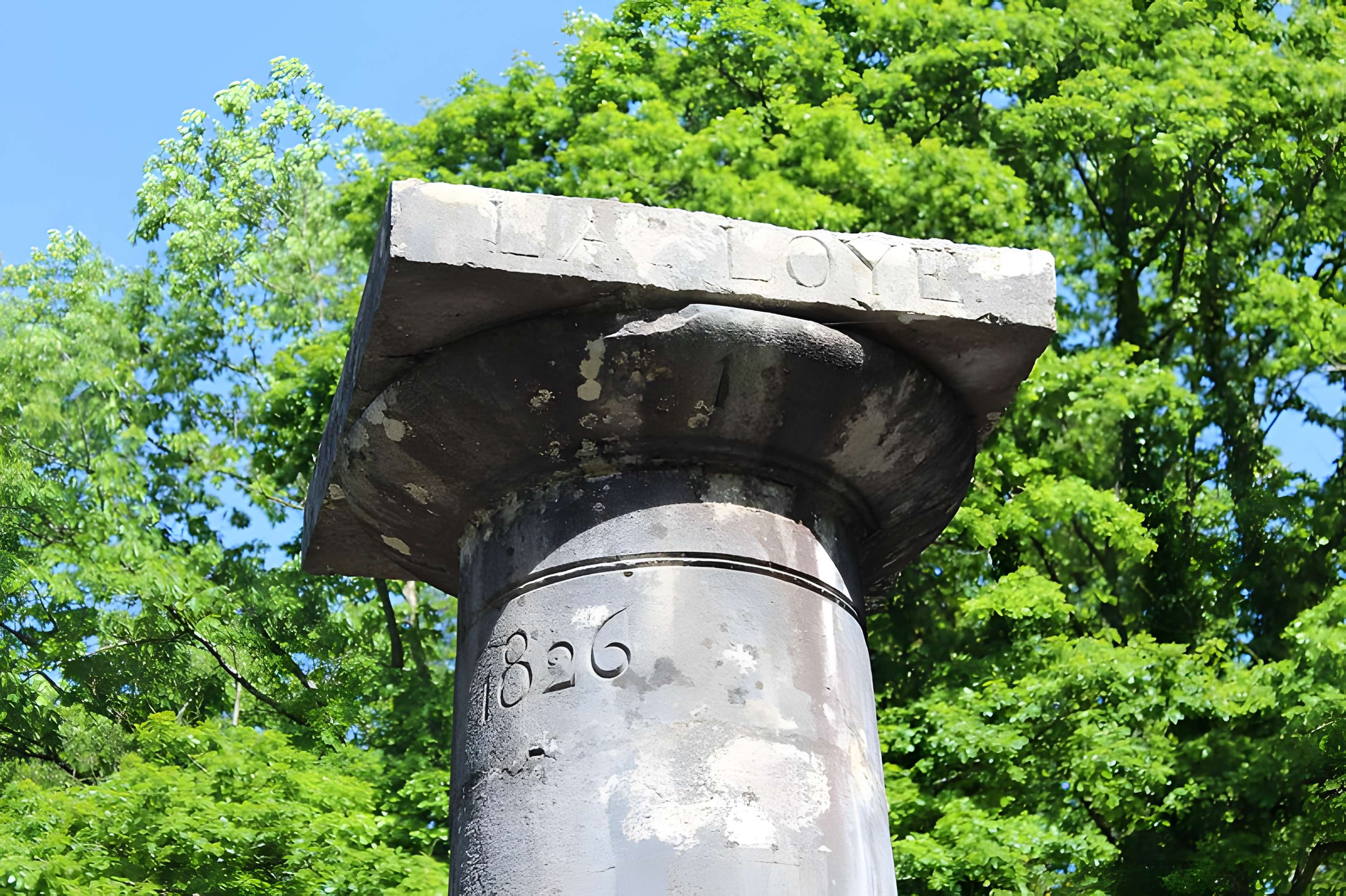 Bornes-colonnes de la forêt de Chaux