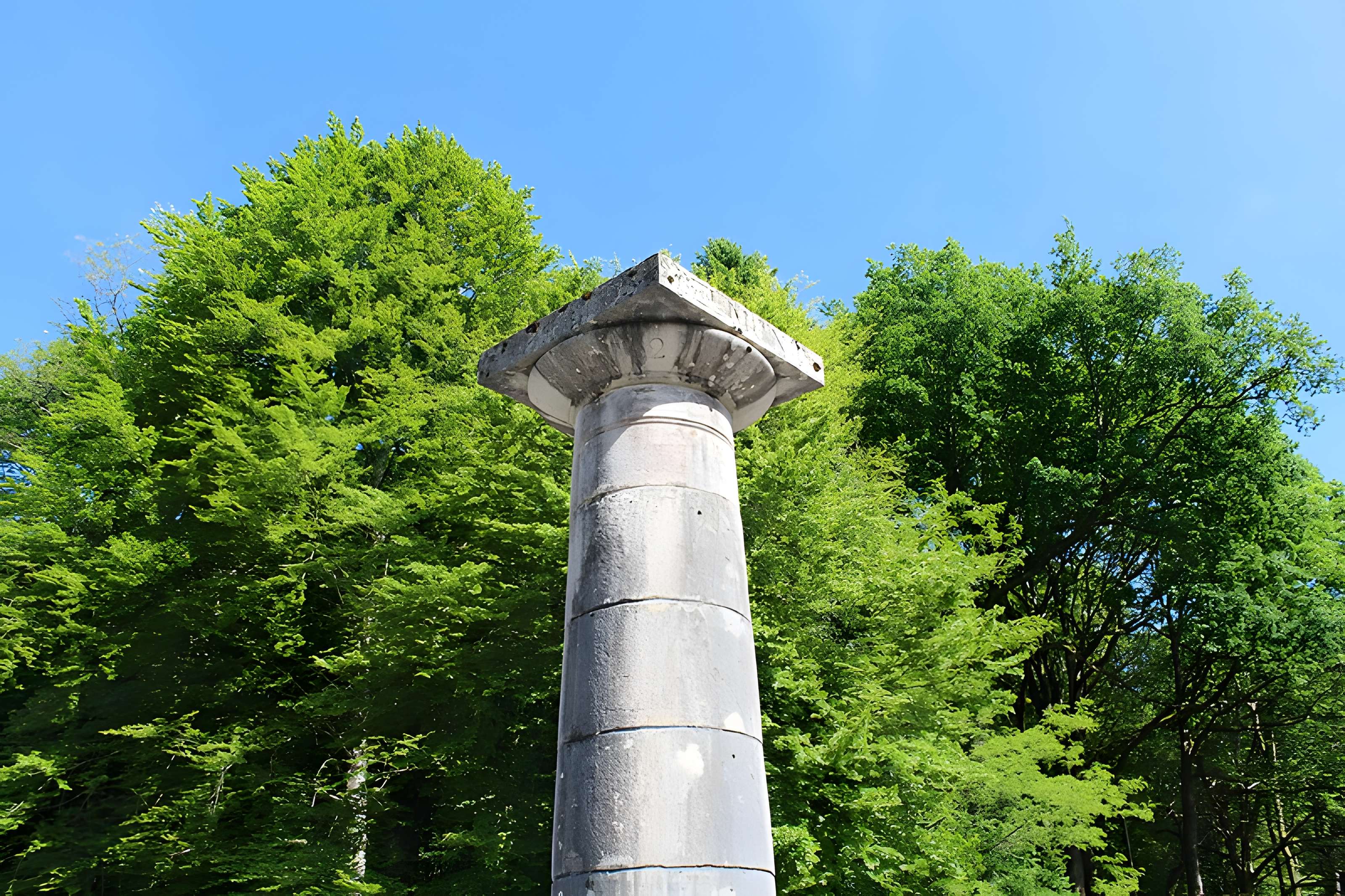 Bornes-colonnes de la forêt de Chaux