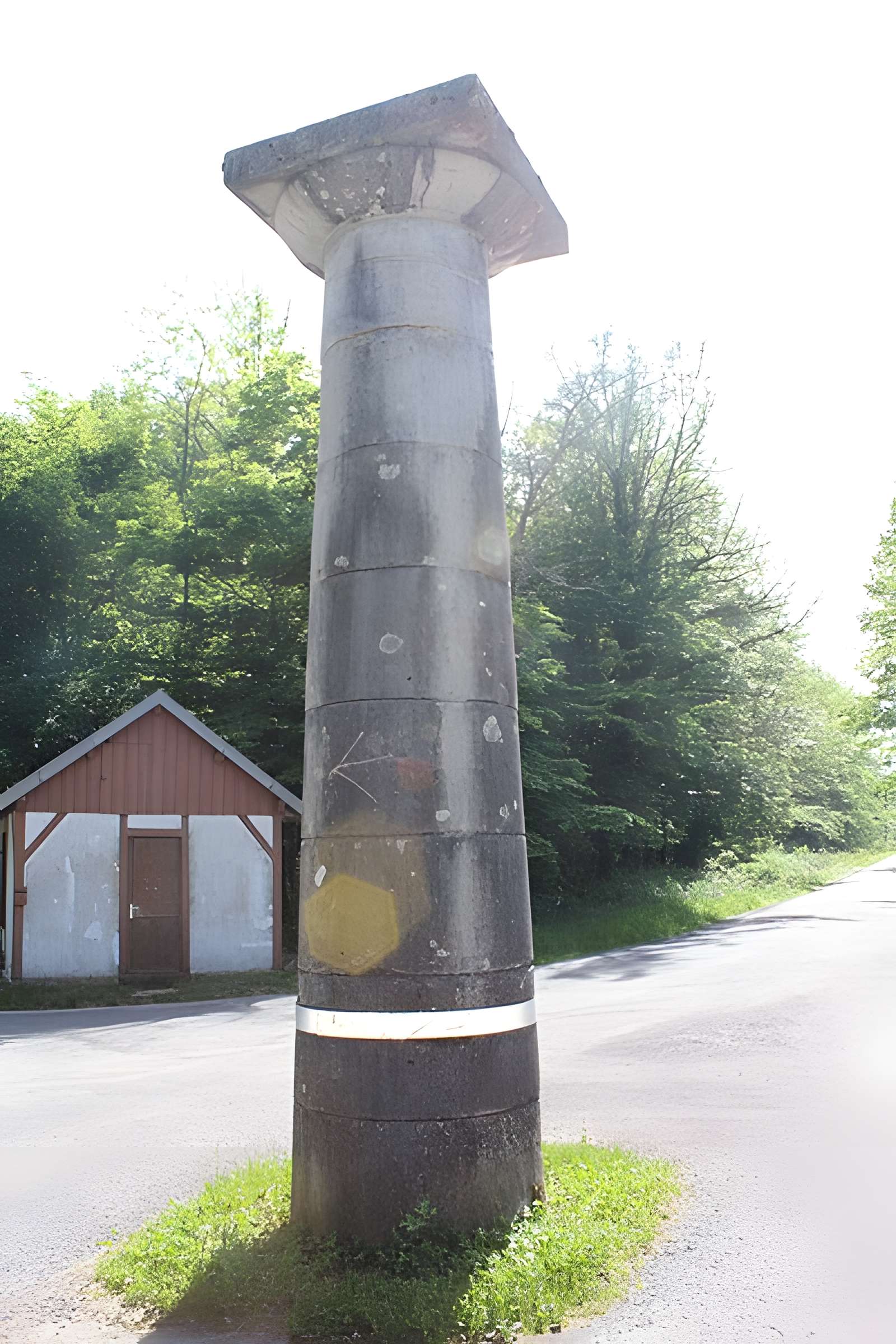 Bornes-colonnes de la forêt de Chaux