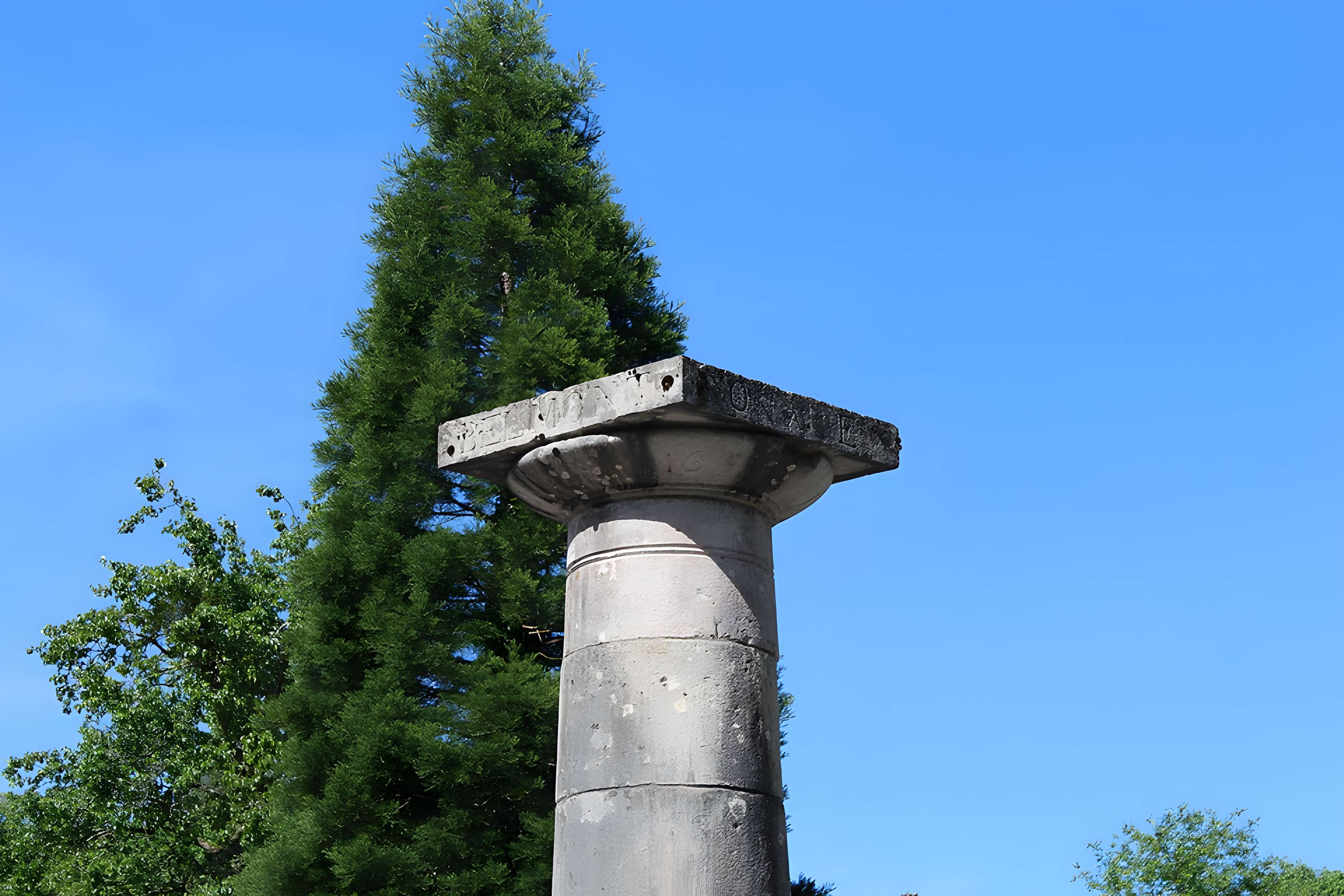 Bornes-colonnes de la forêt de Chaux