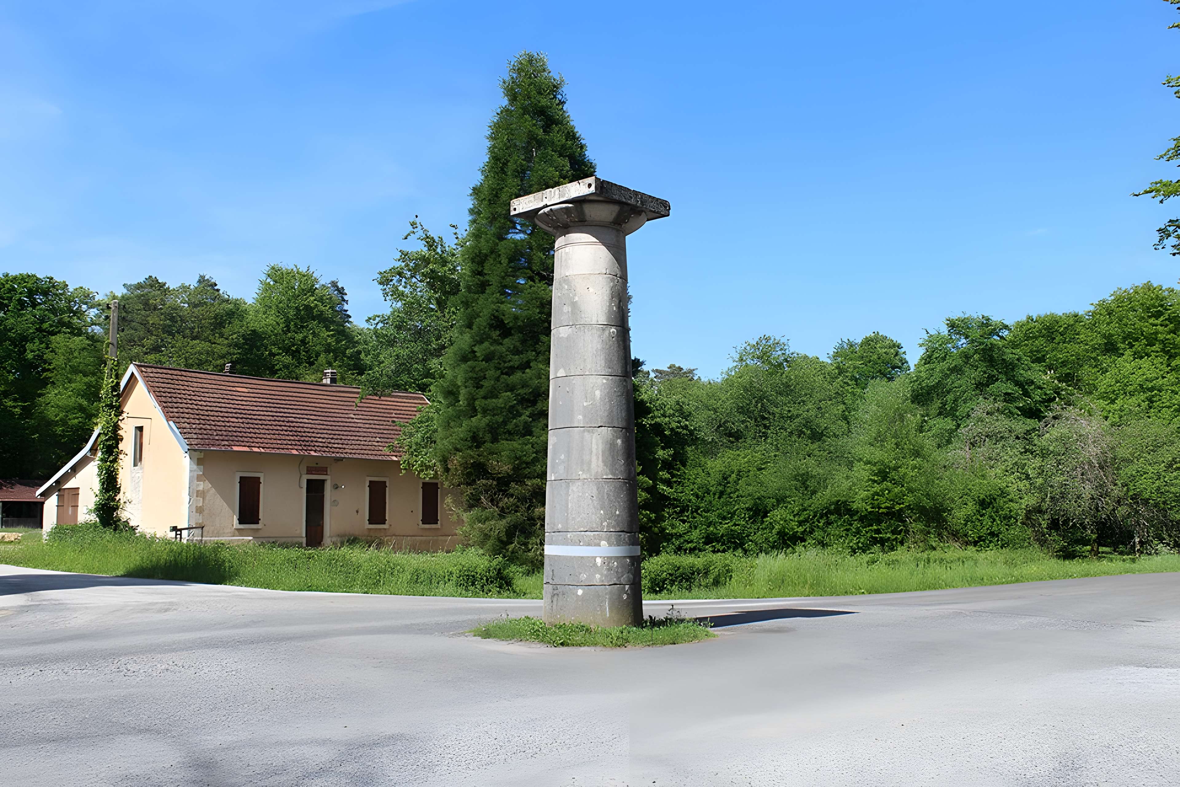 Bornes-colonnes de la forêt de Chaux