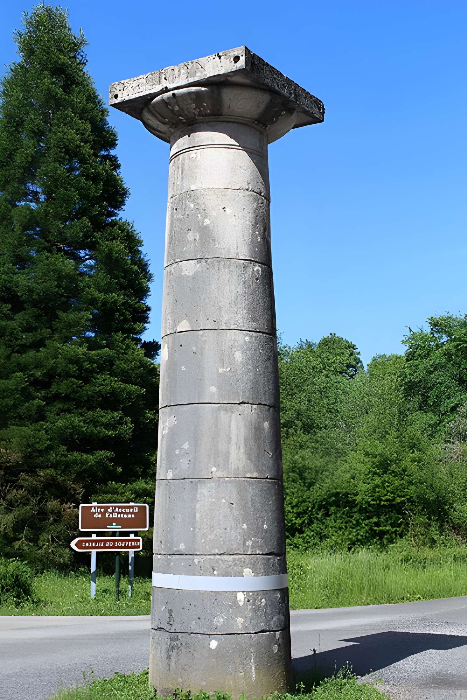 Bornes-colonnes de la forêt de Chaux
