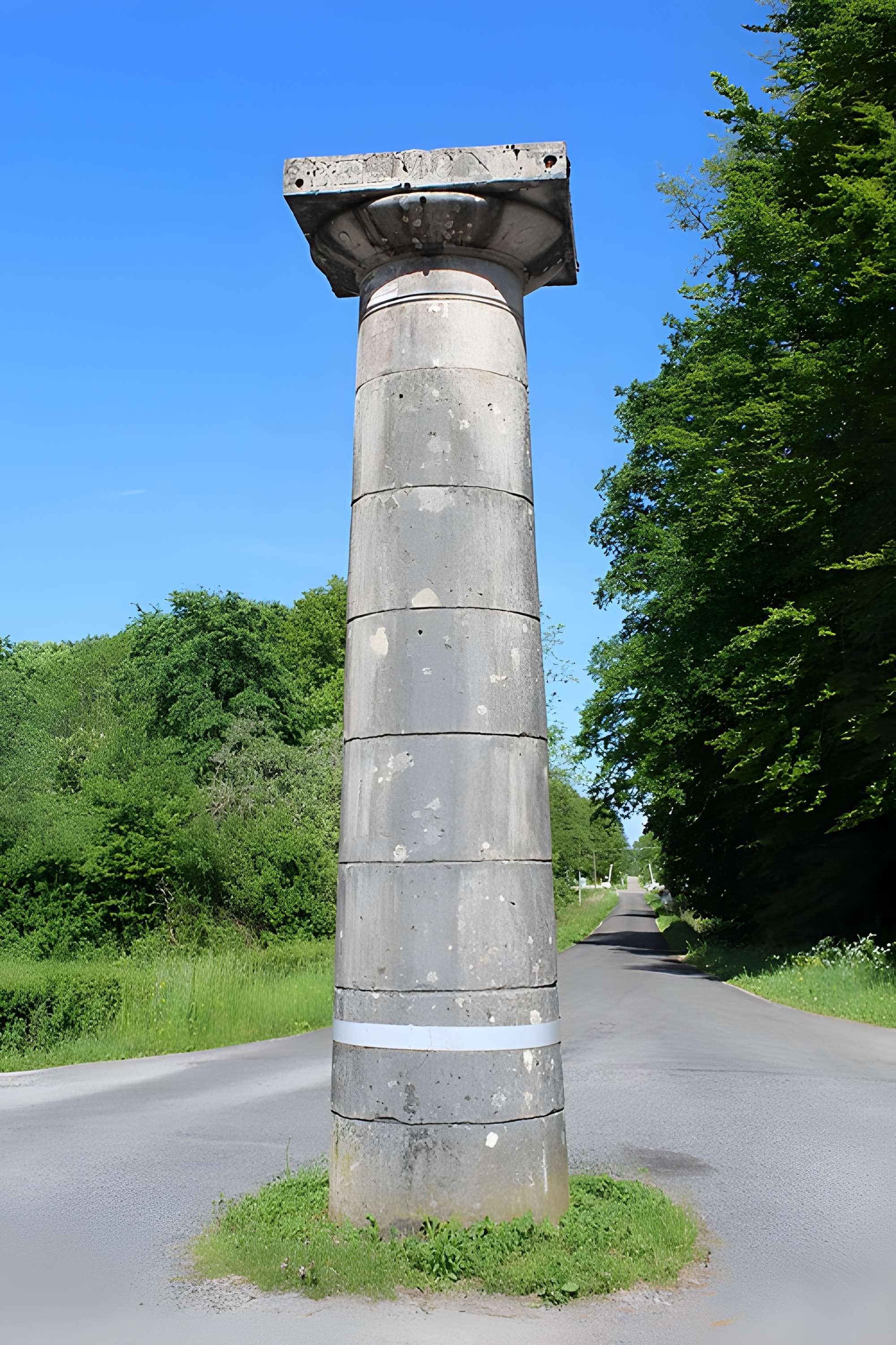 Bornes-colonnes de la forêt de Chaux